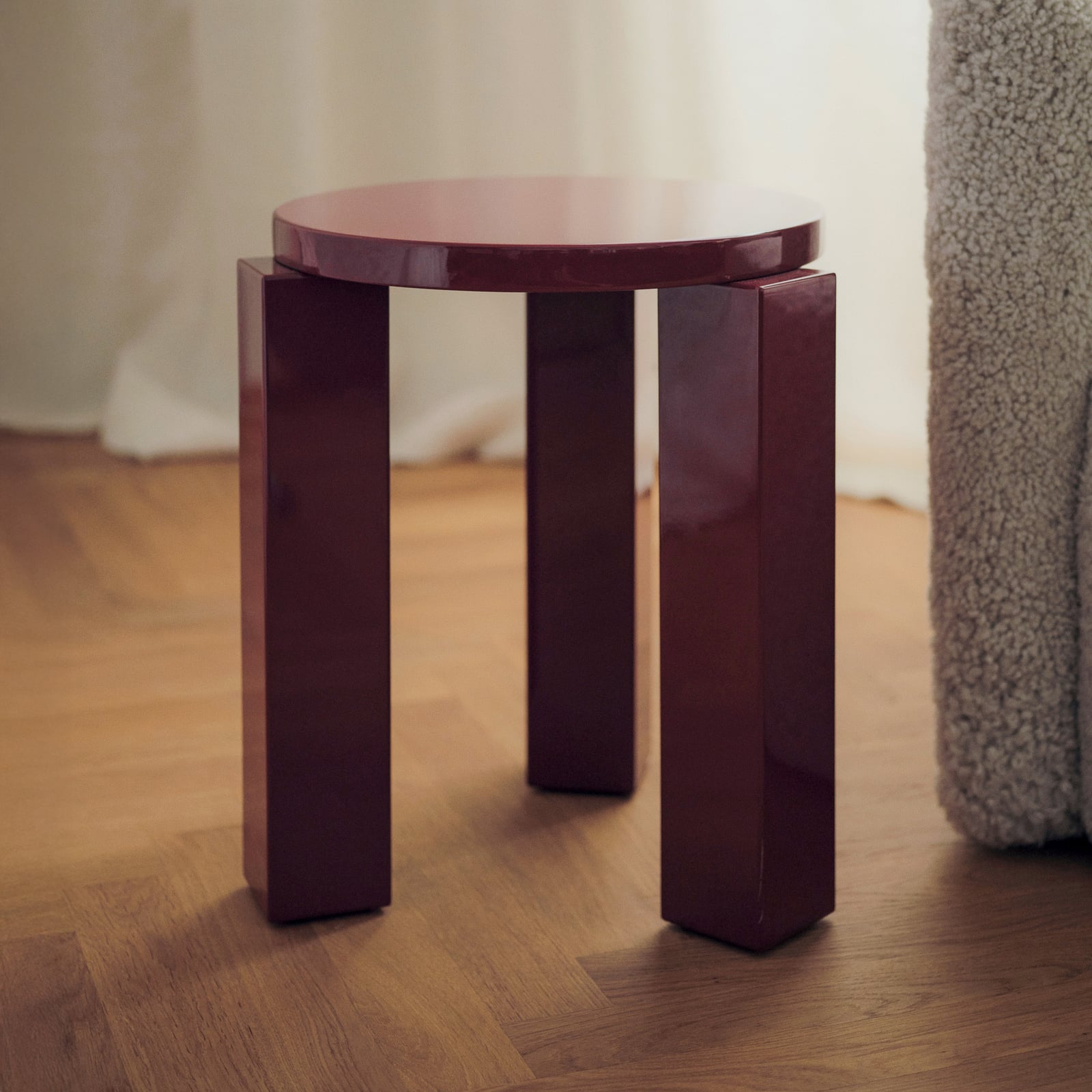 Atlas Hocker, dunkelrot, Ø 36 cm, Holz - New Works Atlas Hocker, dunkelrot, Ø 36 cm, Holz - New Works