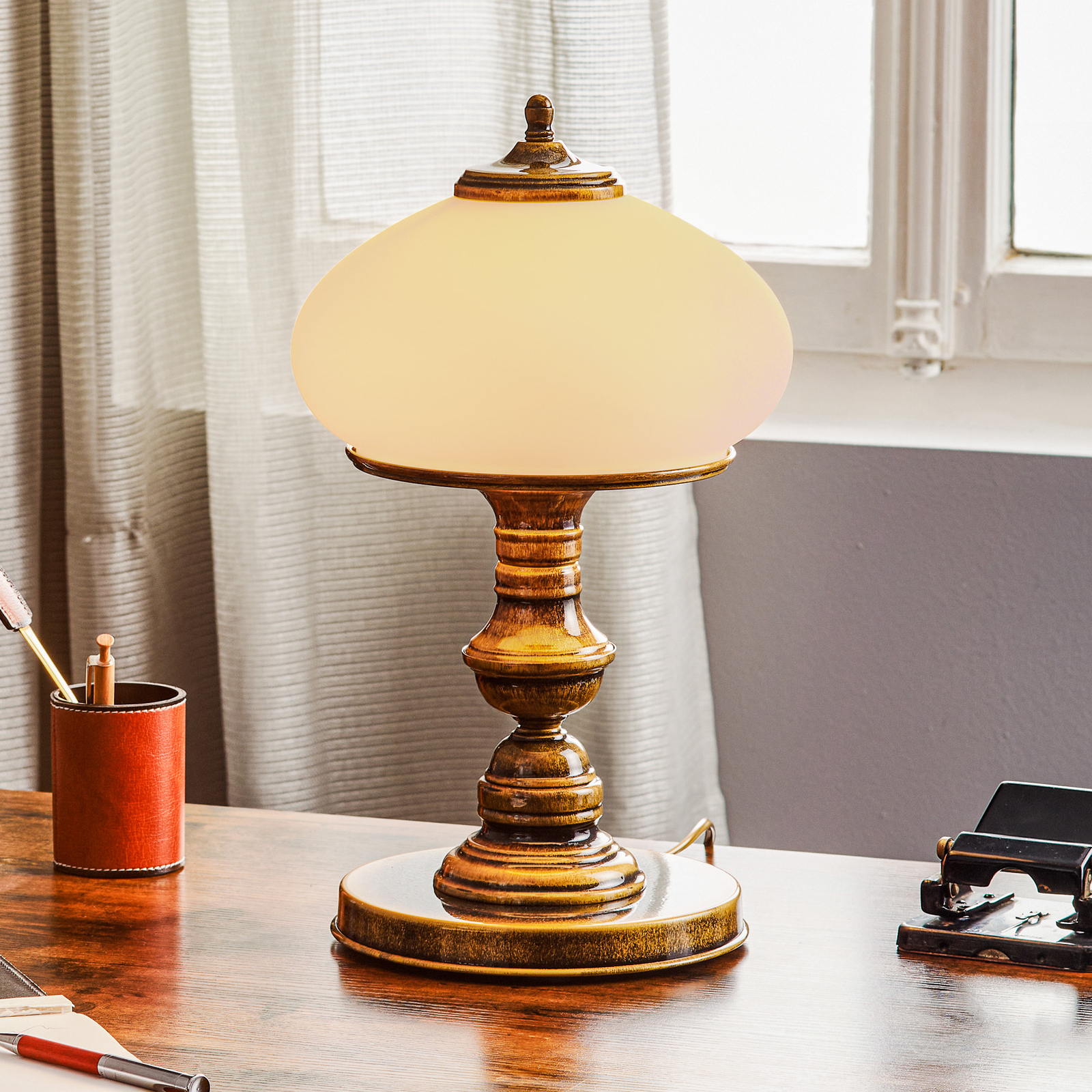 493 bordlampe, opalglass/antikk gull, høyde 45 cm
