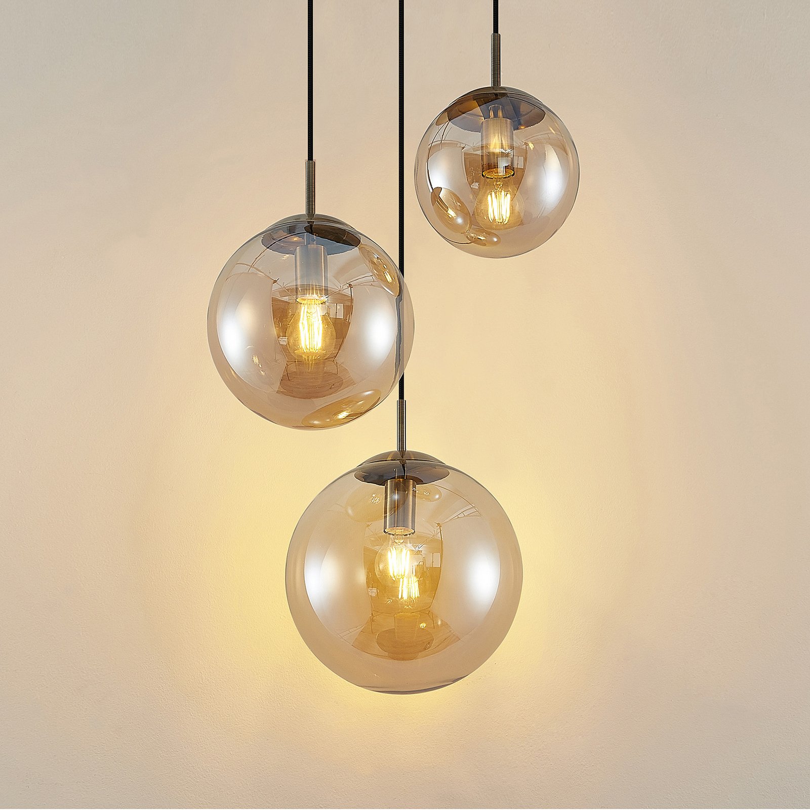 Lindby Teeja hanglamp, 3 glasbollen, amber