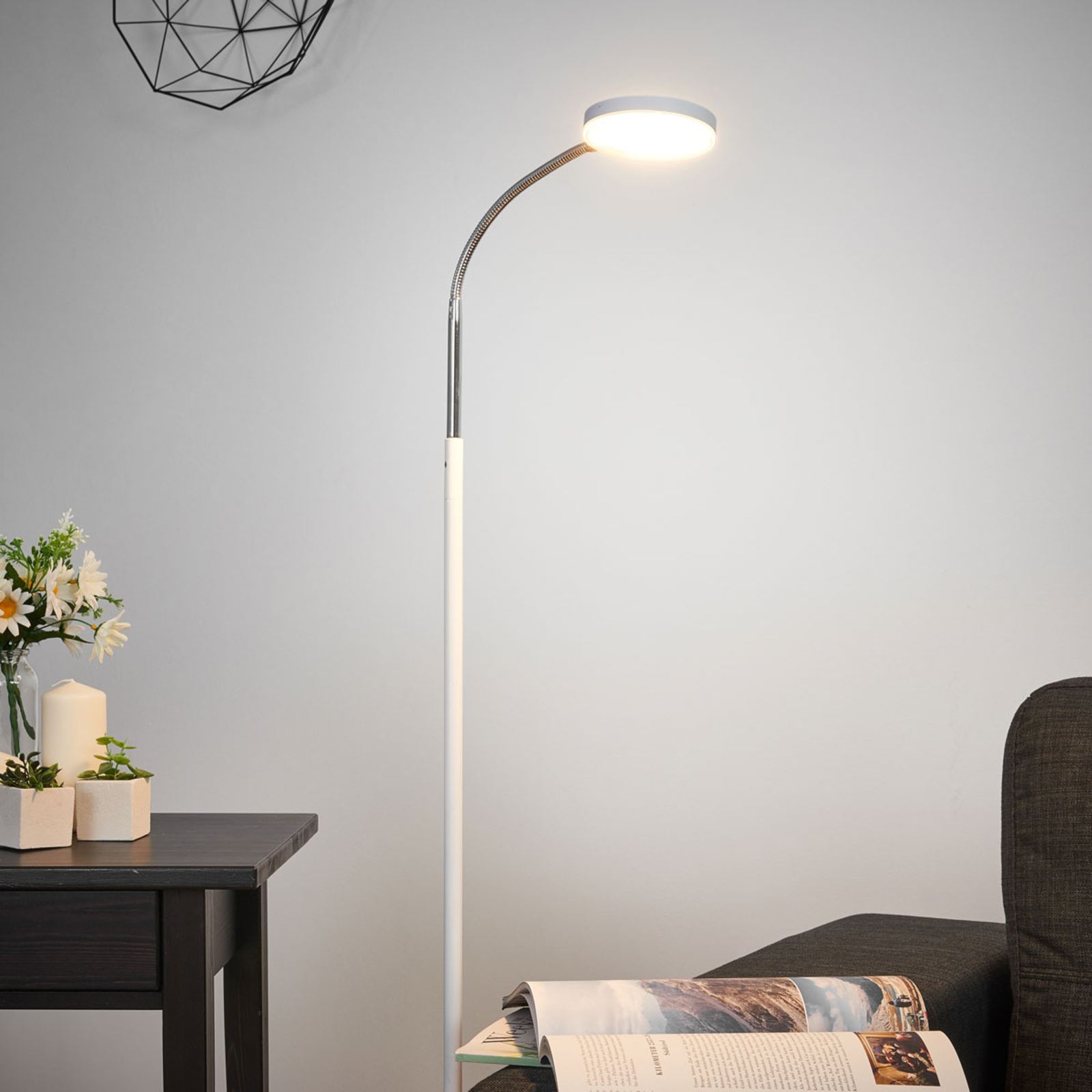 Lindby lampe sur pied LED Milow, blanc, hauteur 140 cm, interrupteur à pied