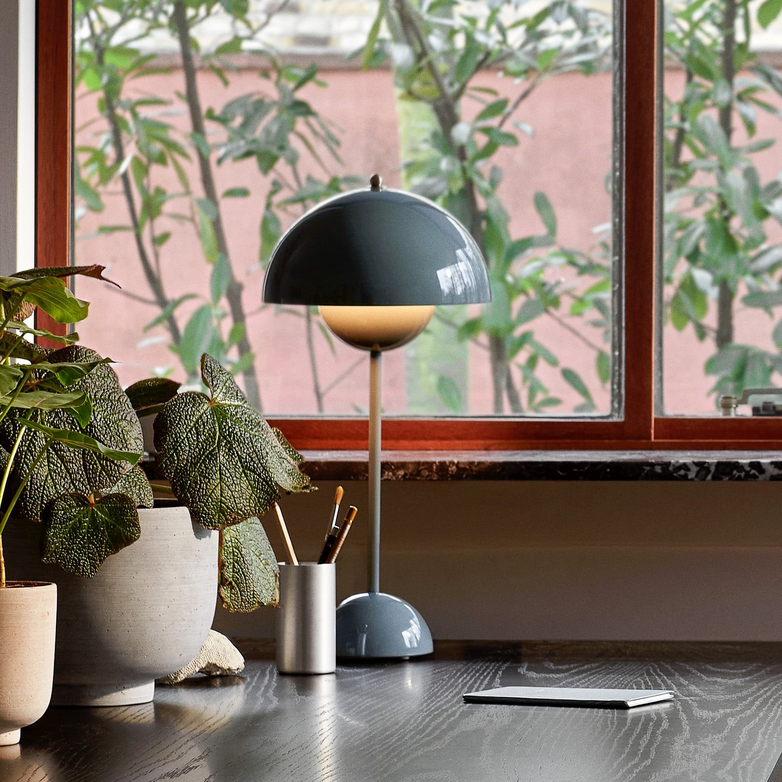Flowerpot VP3 bordlampe, stenblå, 50 cm &Tradition - Stue - Design - Metal - Med én lyskilde