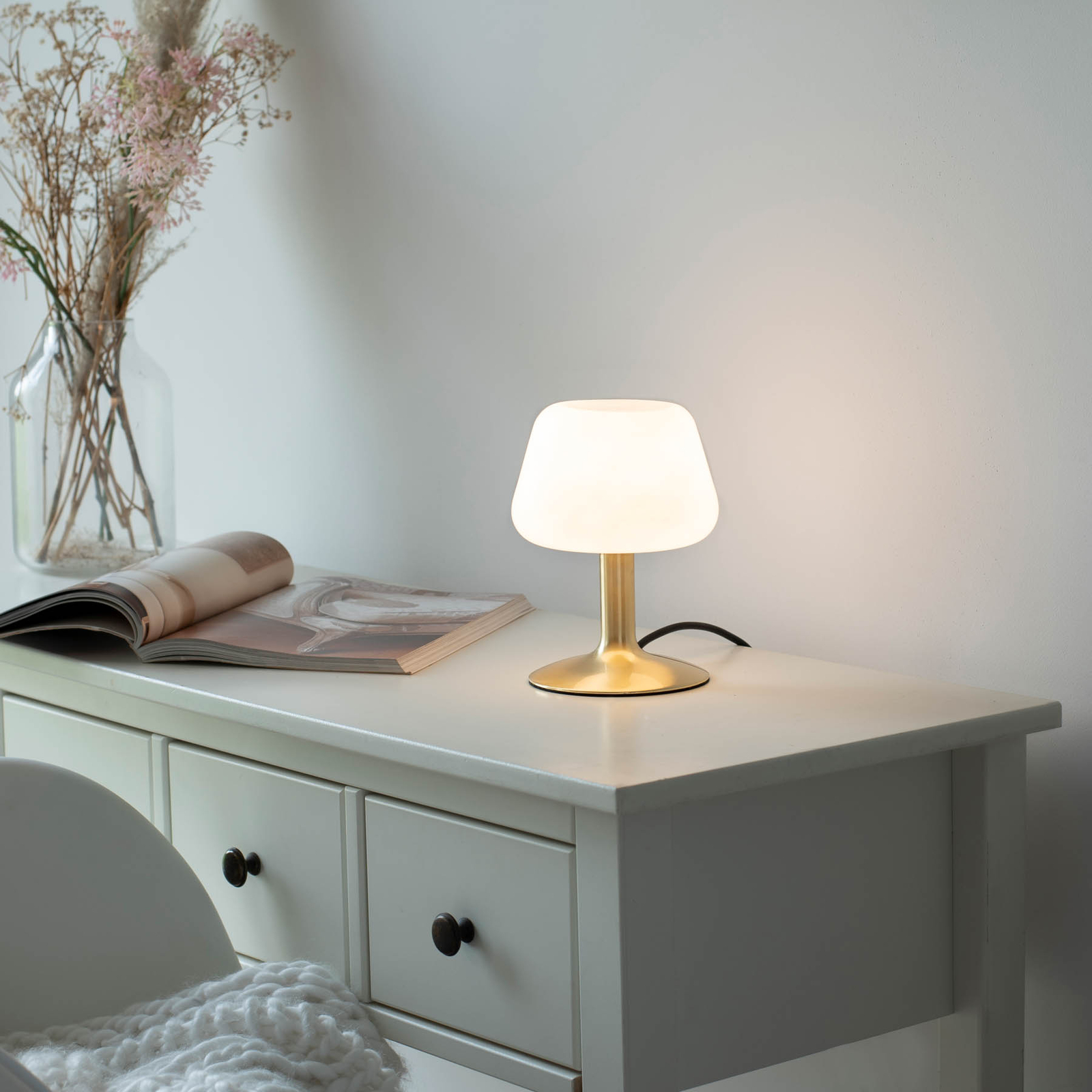 Till – mała lampa stołowa LED z mosiężną podstawą
