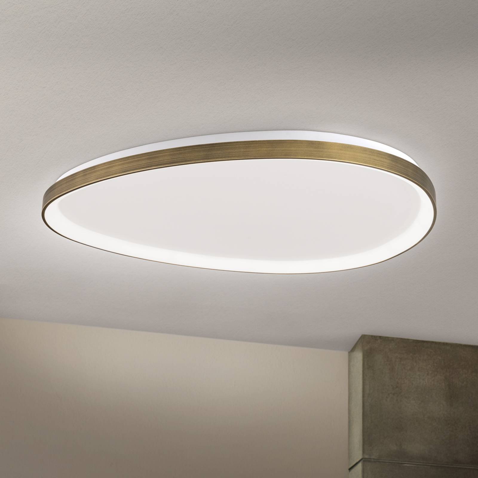 LED-Deckenlampe Charlie, Ø 80 cm, opalweiß, altmessingfarben günstig online kaufen