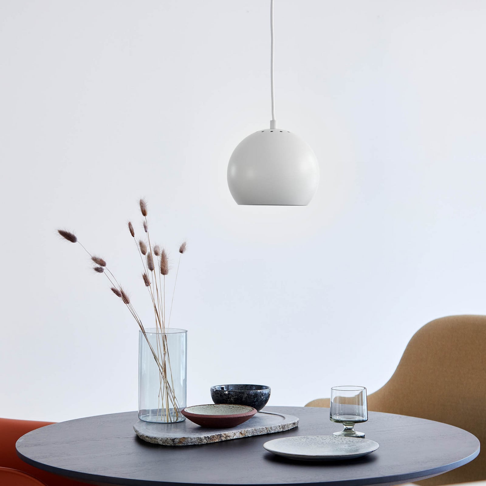 Ball Taklampa Ø18 Matt White - Frandsen - Vardagsrum - Design - Metall - Med en ljuskälla