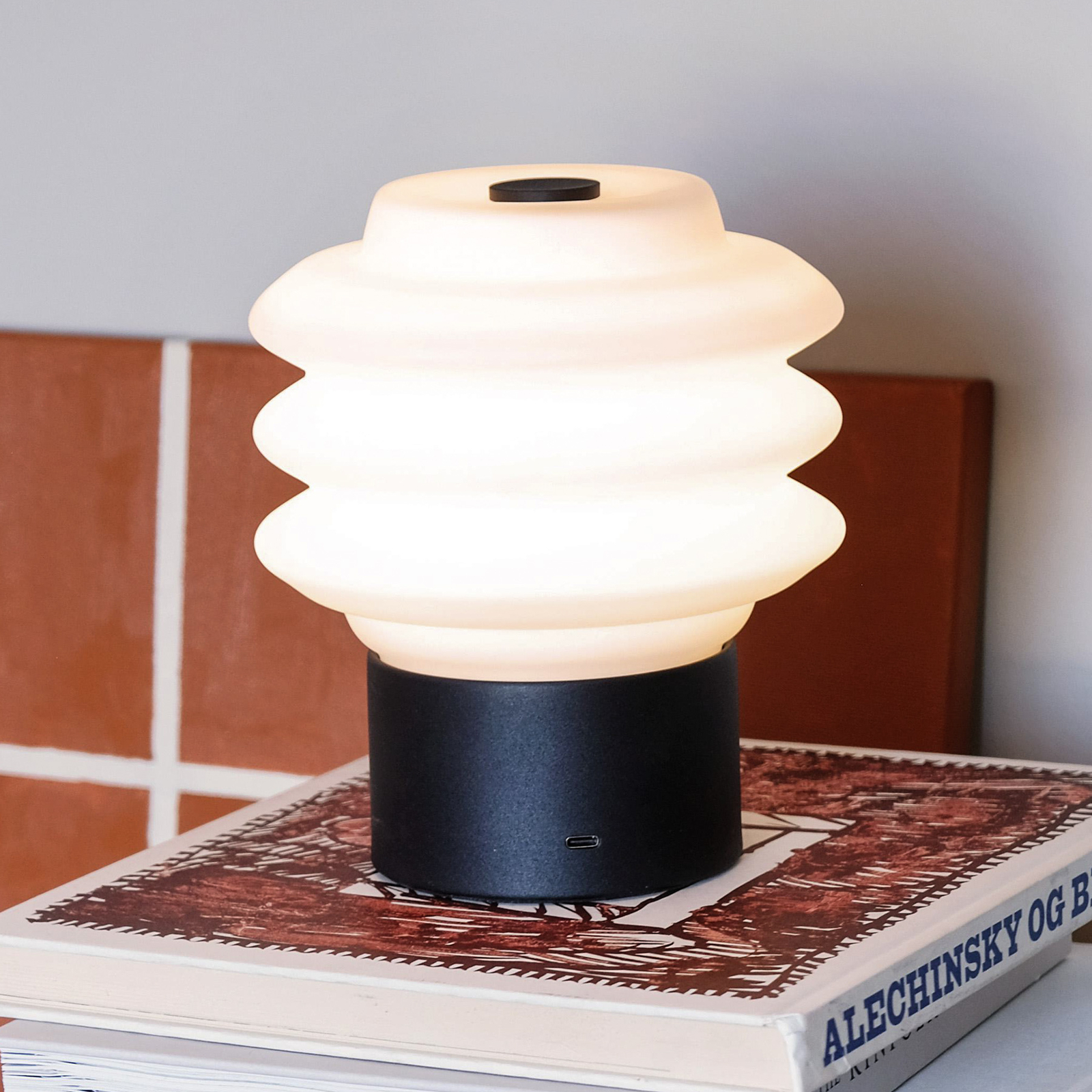 Dyberg Larsen LED-Akku-Tischlampe Diva, Metall/Glas, Ø 16 cm