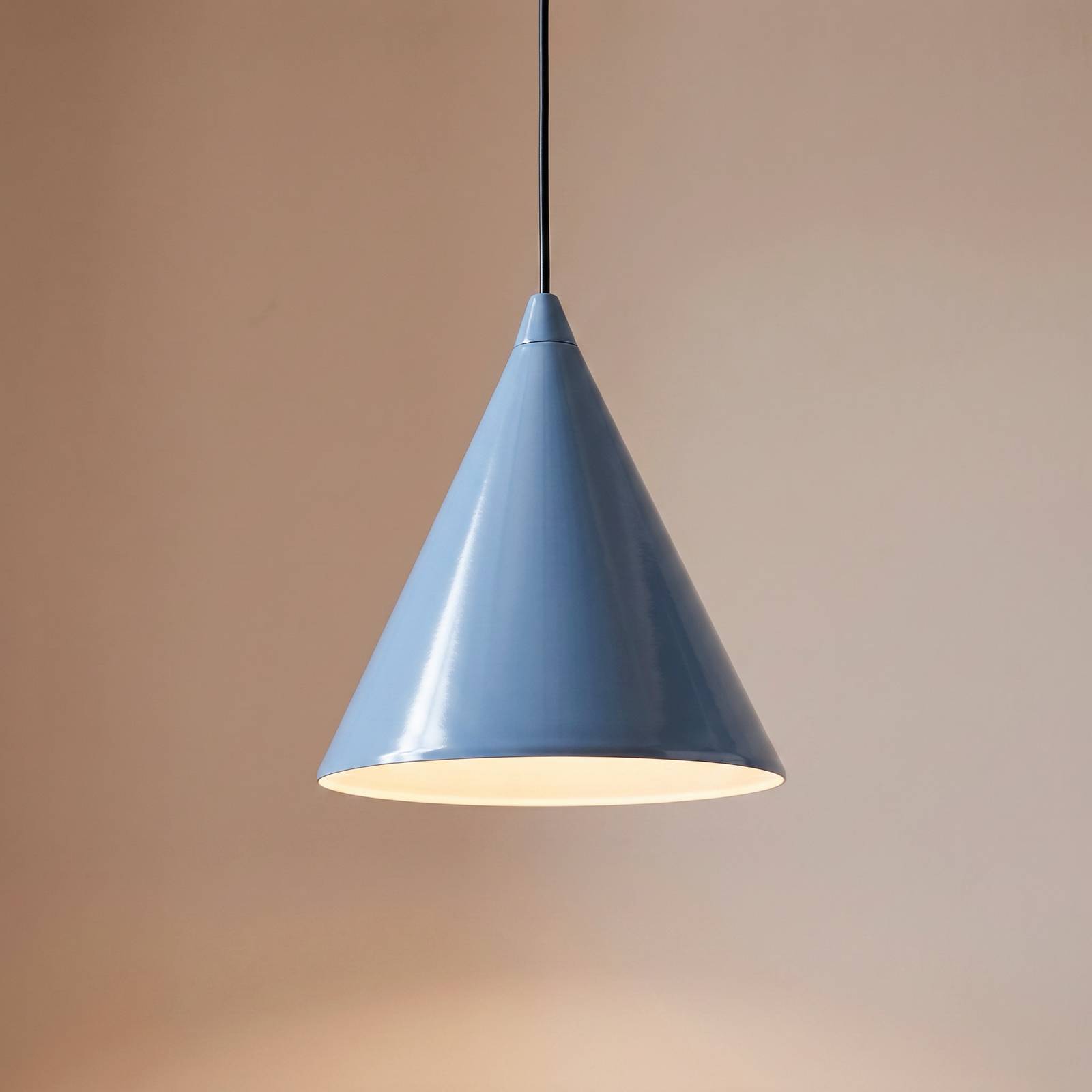Hængelampe Form, røgblå, metal, Ø 24 cm, kegleformet, E27