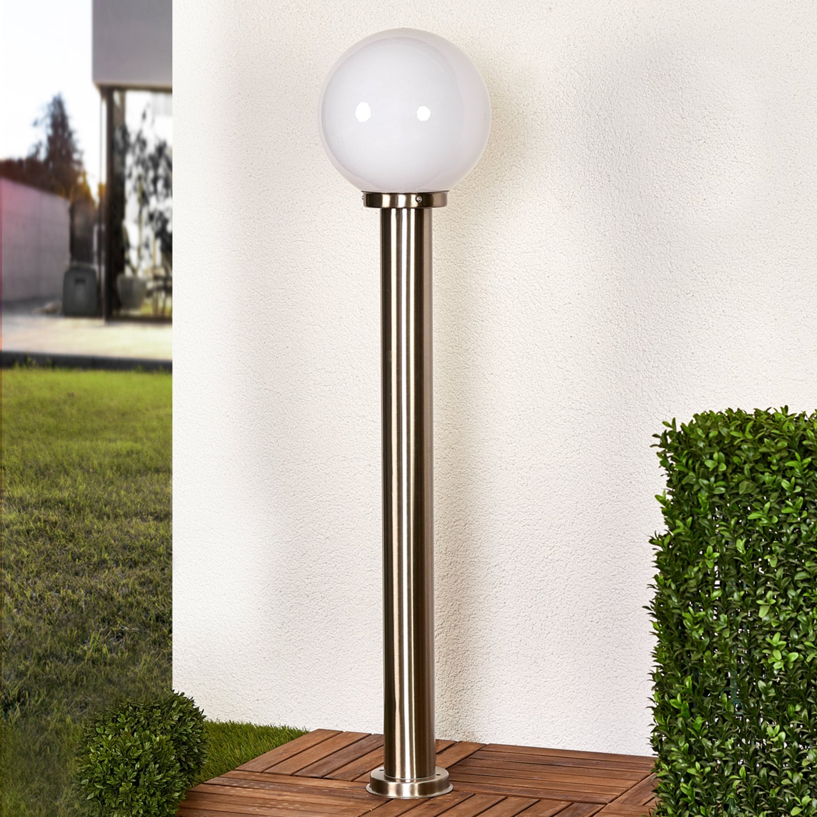 Lámpara de pie Aiven con pantalla esférica