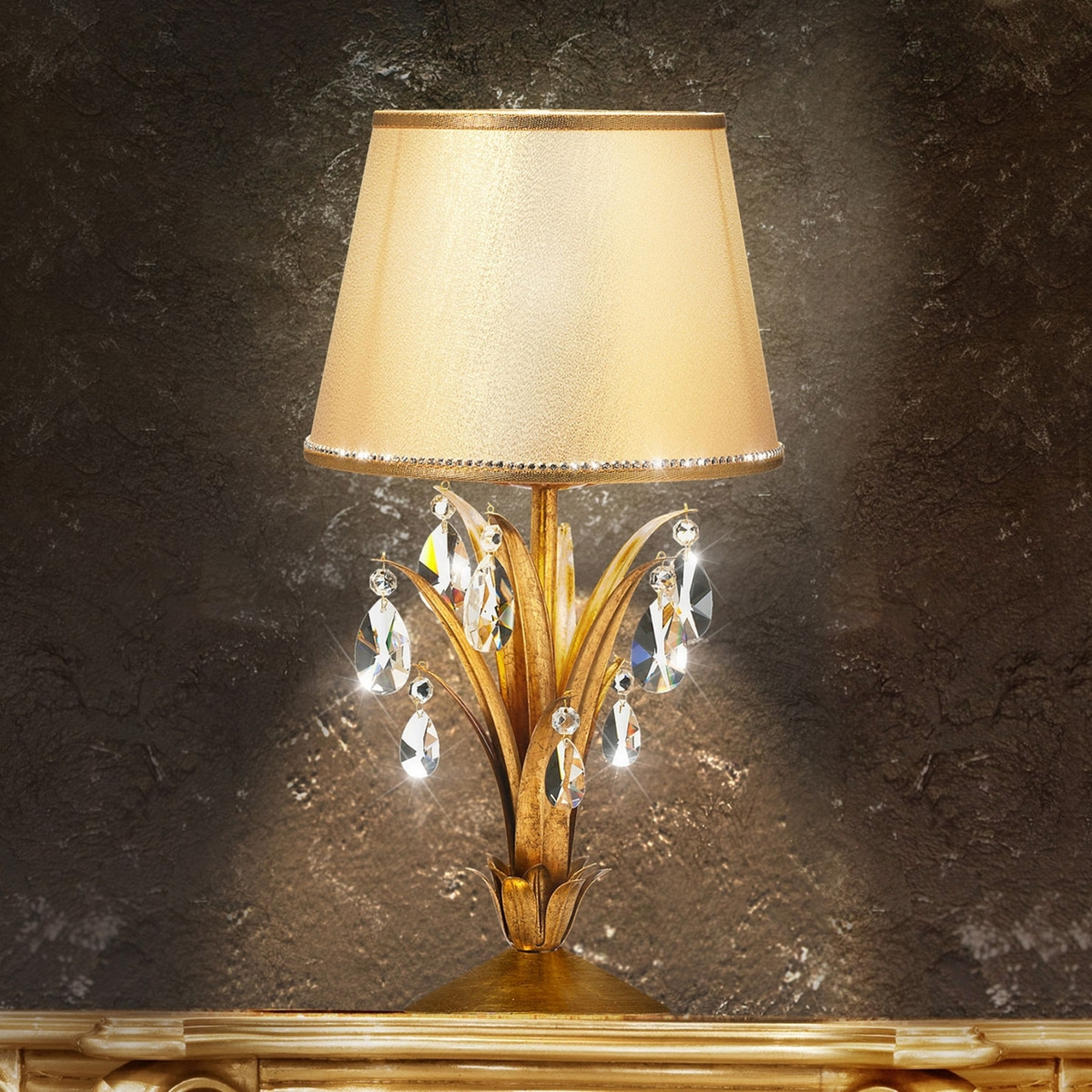 Bordlampe Mayleen med krystaller | Lampegiganten.no Garantert et blikkfang TABLE GUN bordlampe | Lampegiganten.no