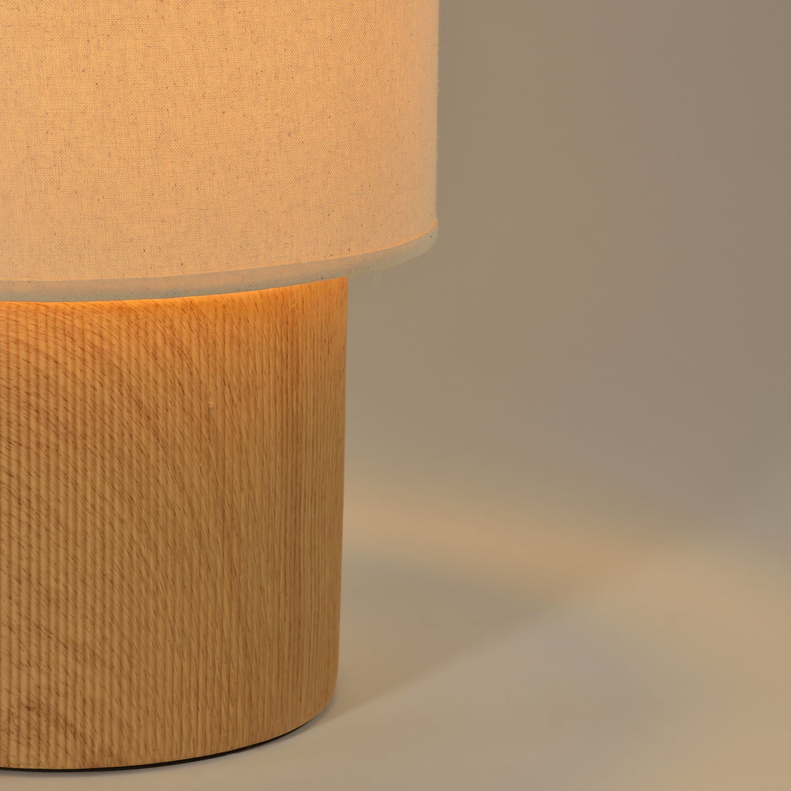 Bordlampe Rhodes, lyst tre/beige, 51 cm, lin/keramikk Bordlampe Rhodes, lyst tre/beige, 51 cm, lin/keramikk