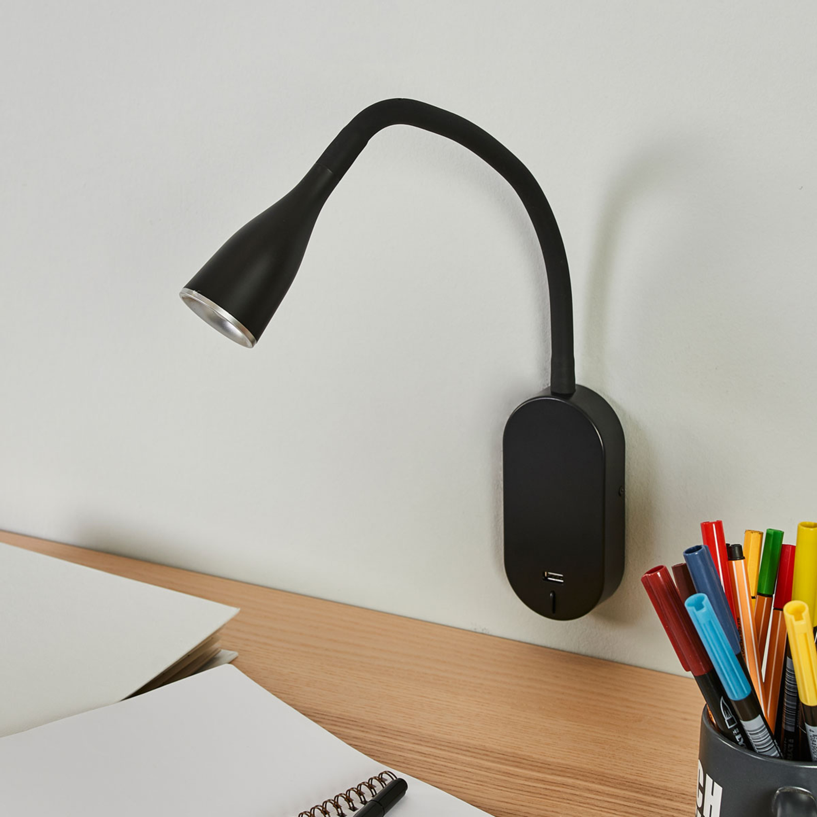 Lindby LED-es fali lámpa Enna, fekete, kapcsoló, USB csatlakozóval