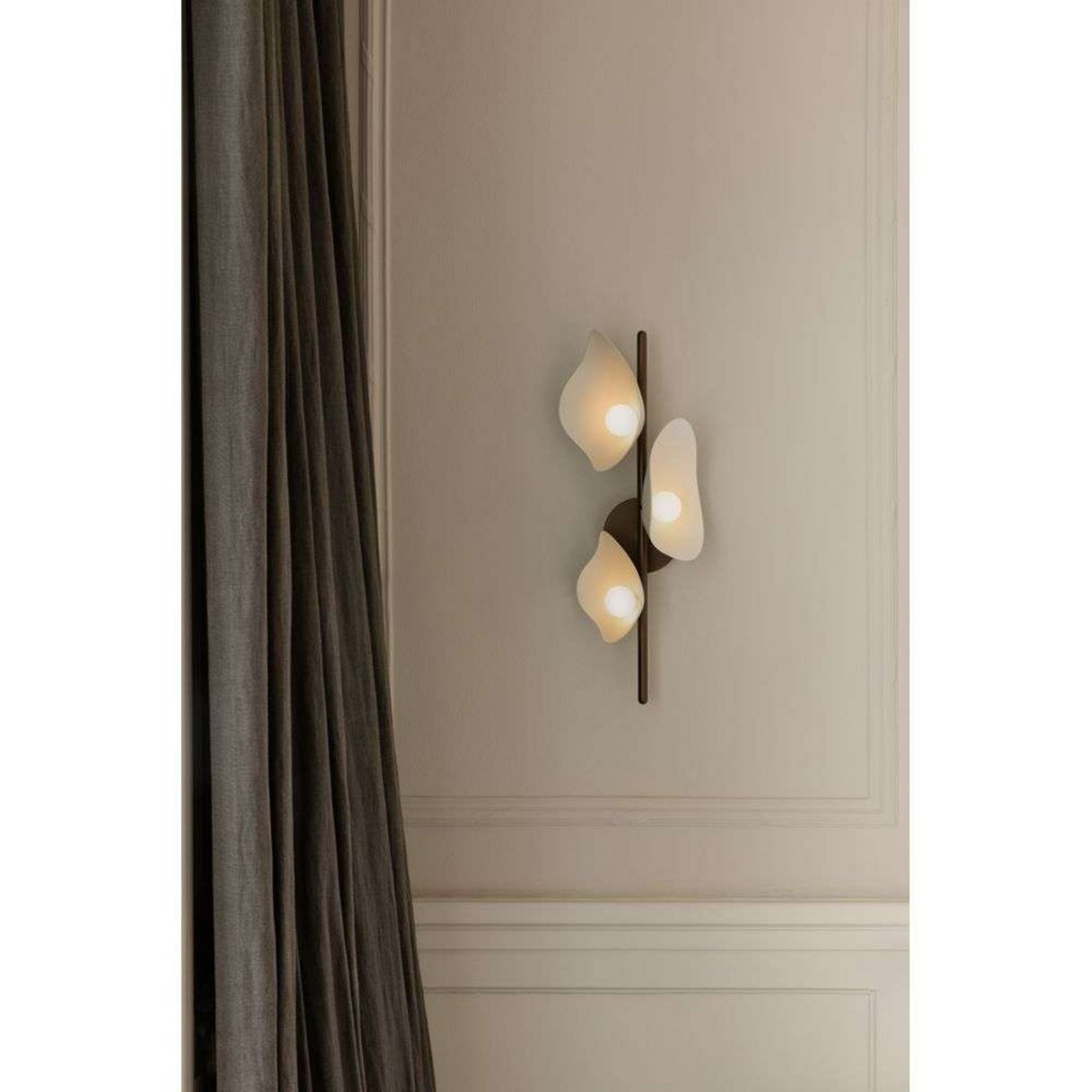 Nuura LED wall lamp Florii 3, height 23 cm, dark bronze/white