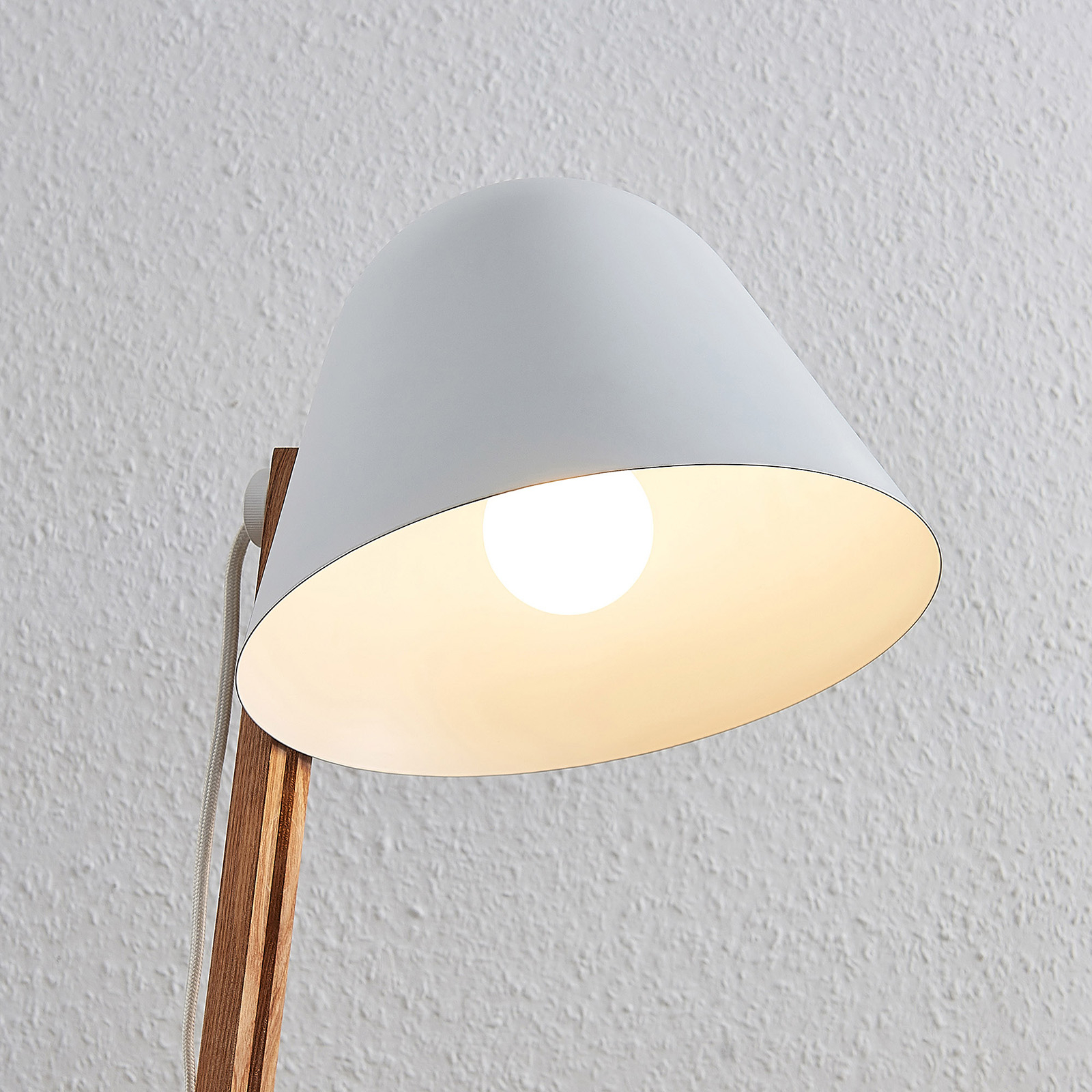 Lindby Tetja lampadaire avec barre en bois, blanc