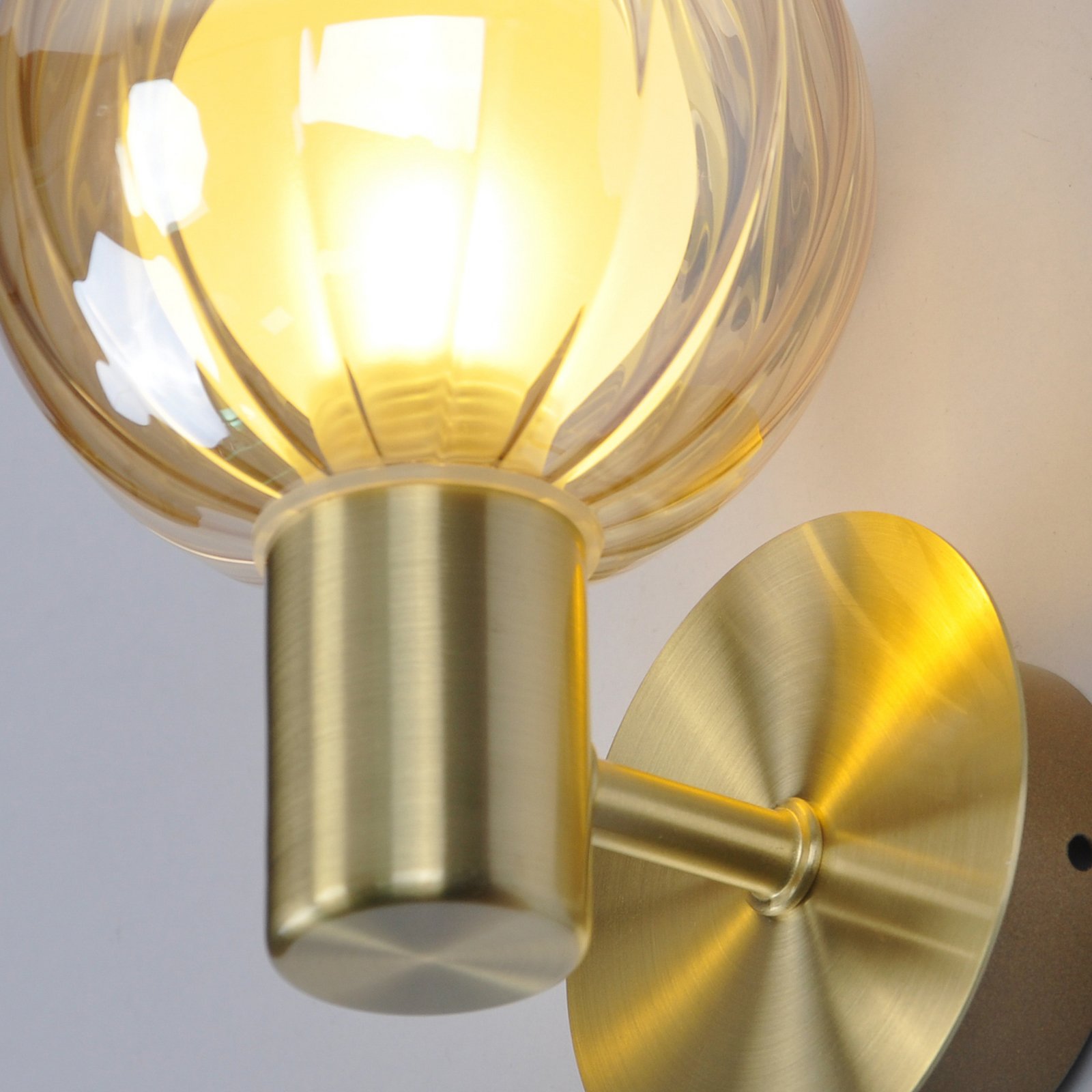 Vannas istabas sienas lampa Lumisphere, krēmkrāsas/misiņa krāsas, augstums 12 cm