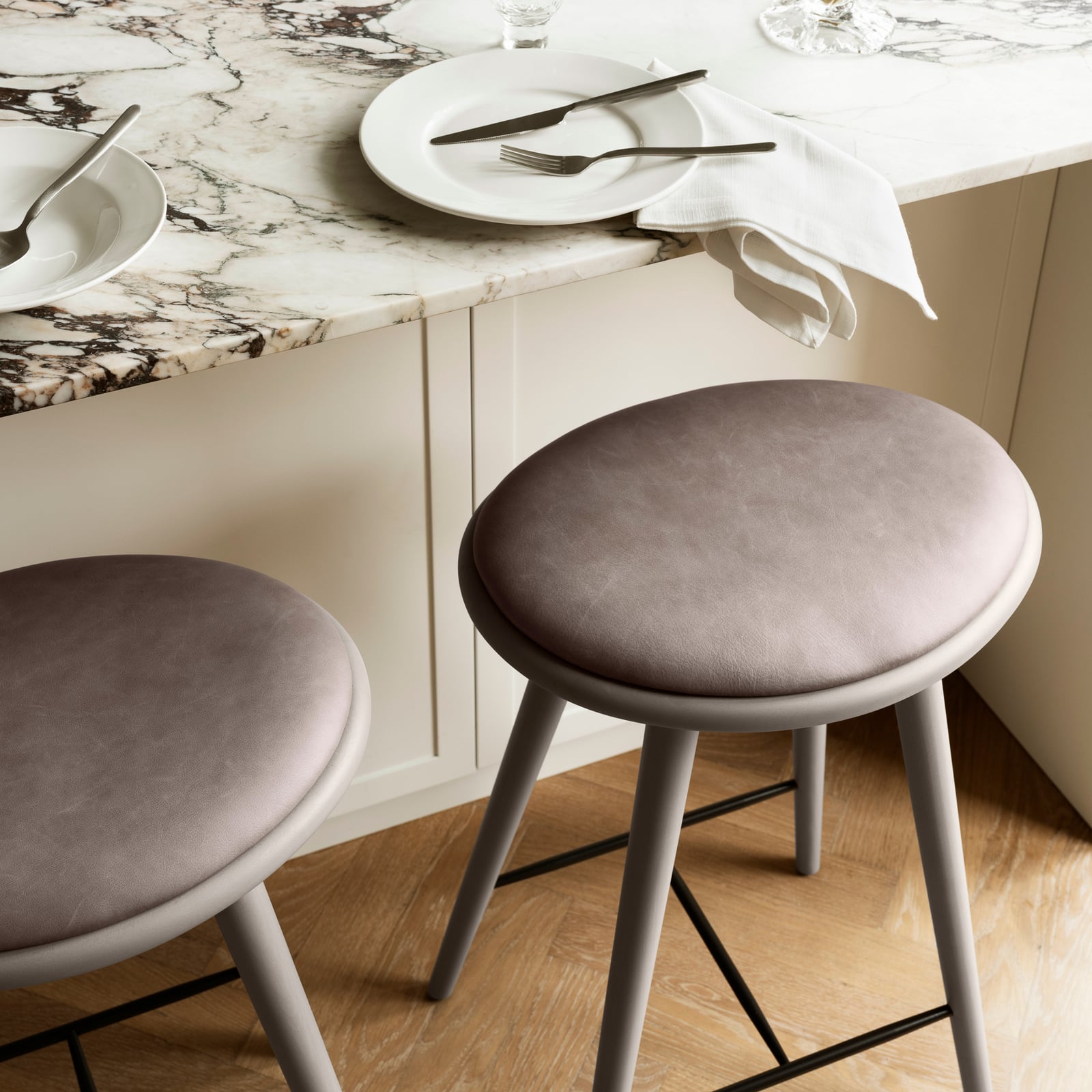 Chaise, grise, hêtre/cuir, hauteur 69 cm - Mater Chaise, grise, hêtre/cuir, hauteur 69 cm - Mater