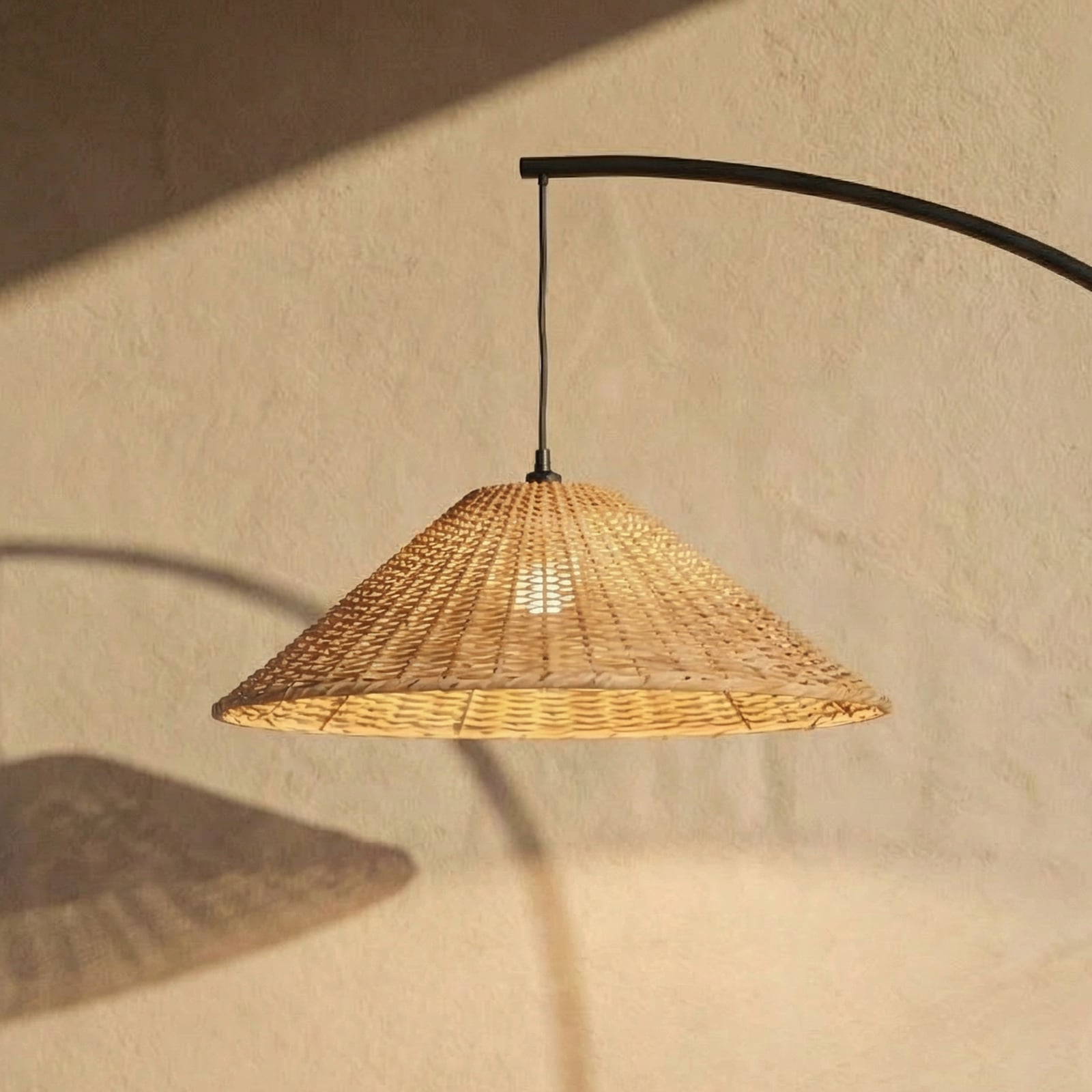 Lucande āra stāvlampa Taniola, koniska, rotangs, 195 cm, IP44