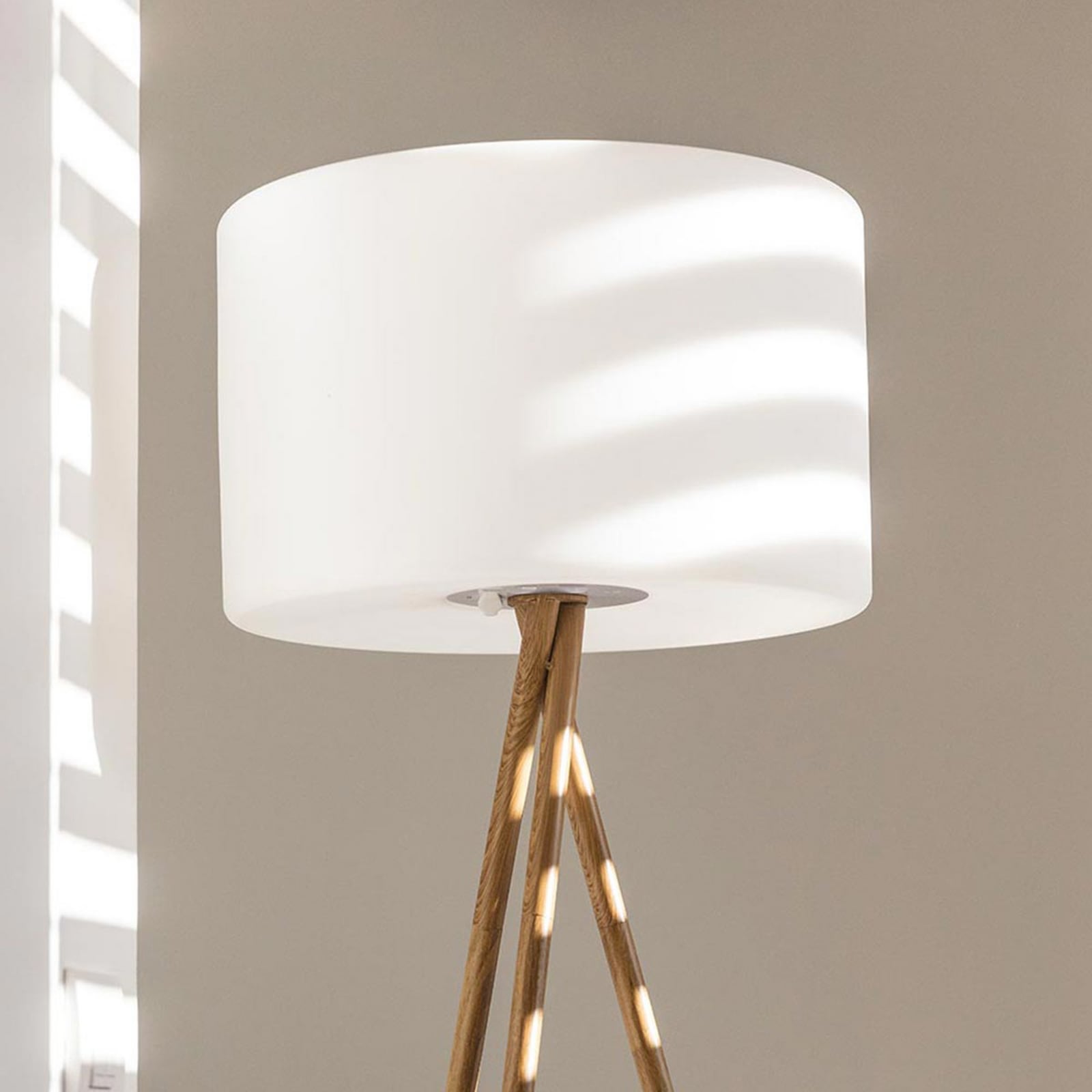Lámpara de pie LED recargable Tamboury, blanca/marrón, altura 150 cm, acero Lámpara de pie LED recargable Tamboury, blanca/marrón, altura 150 cm, acero