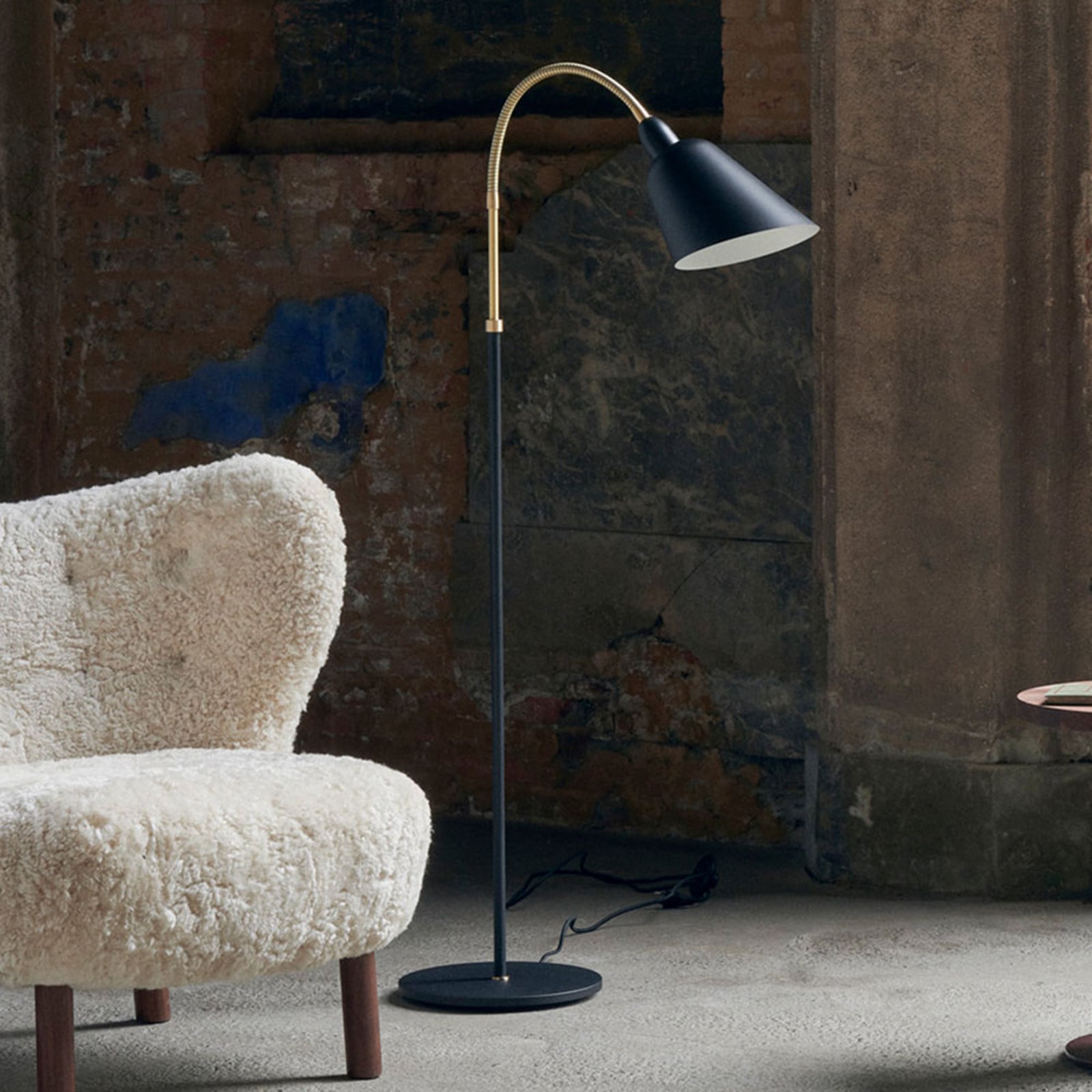 Bellevue AJ7 golvlampa svart/m&auml;ssing &Tradition - Vardagsrum - Design - Metall - Med en ljusk&auml;lla