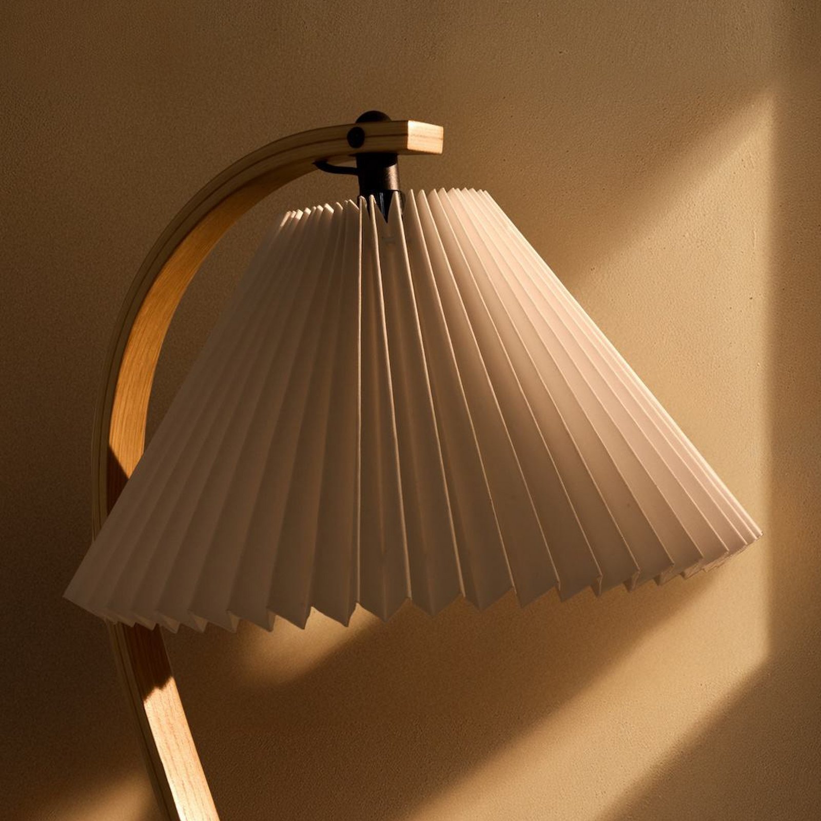 Gubi stolna lampa Timberline, drvo/bijela, lan, V 50 cm