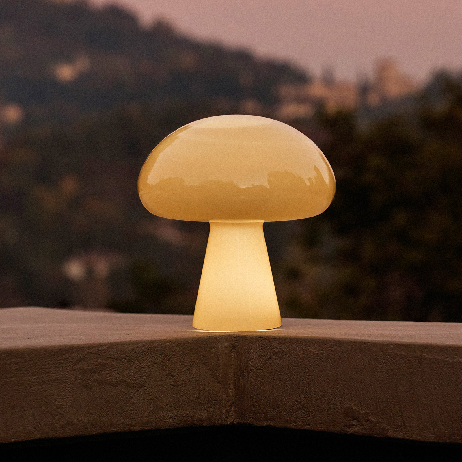 Gubi Obello LED rechargeable table lamp, soft yellow, IP44, glass Gubi Obello LED rechargeable table lamp, soft yellow, IP44, glass