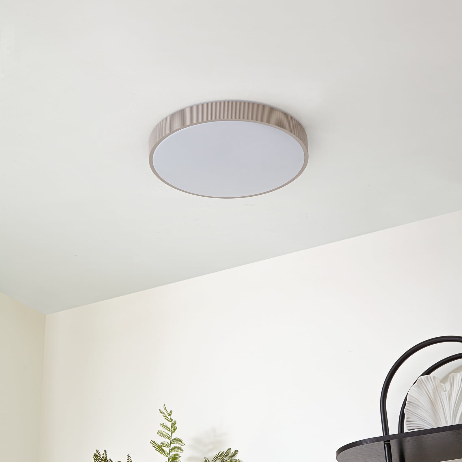 Lindby LED griestu lampa Zylo, gaiši pelēka, Ø49 cm, CCT ar dimmeru