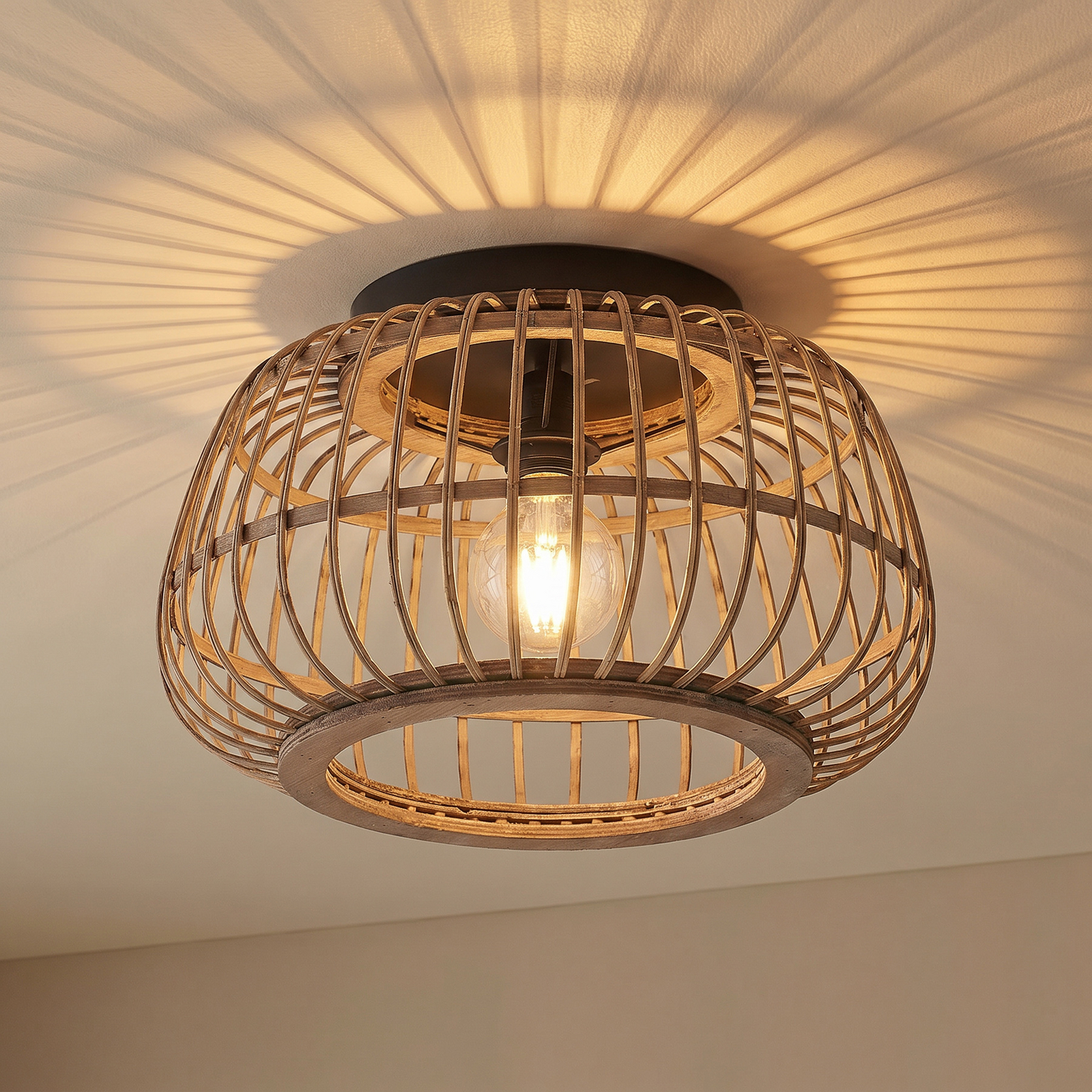 Lampa sufitowa Lindby Bominio, Ø 40 cm, rattan, drewno, E27