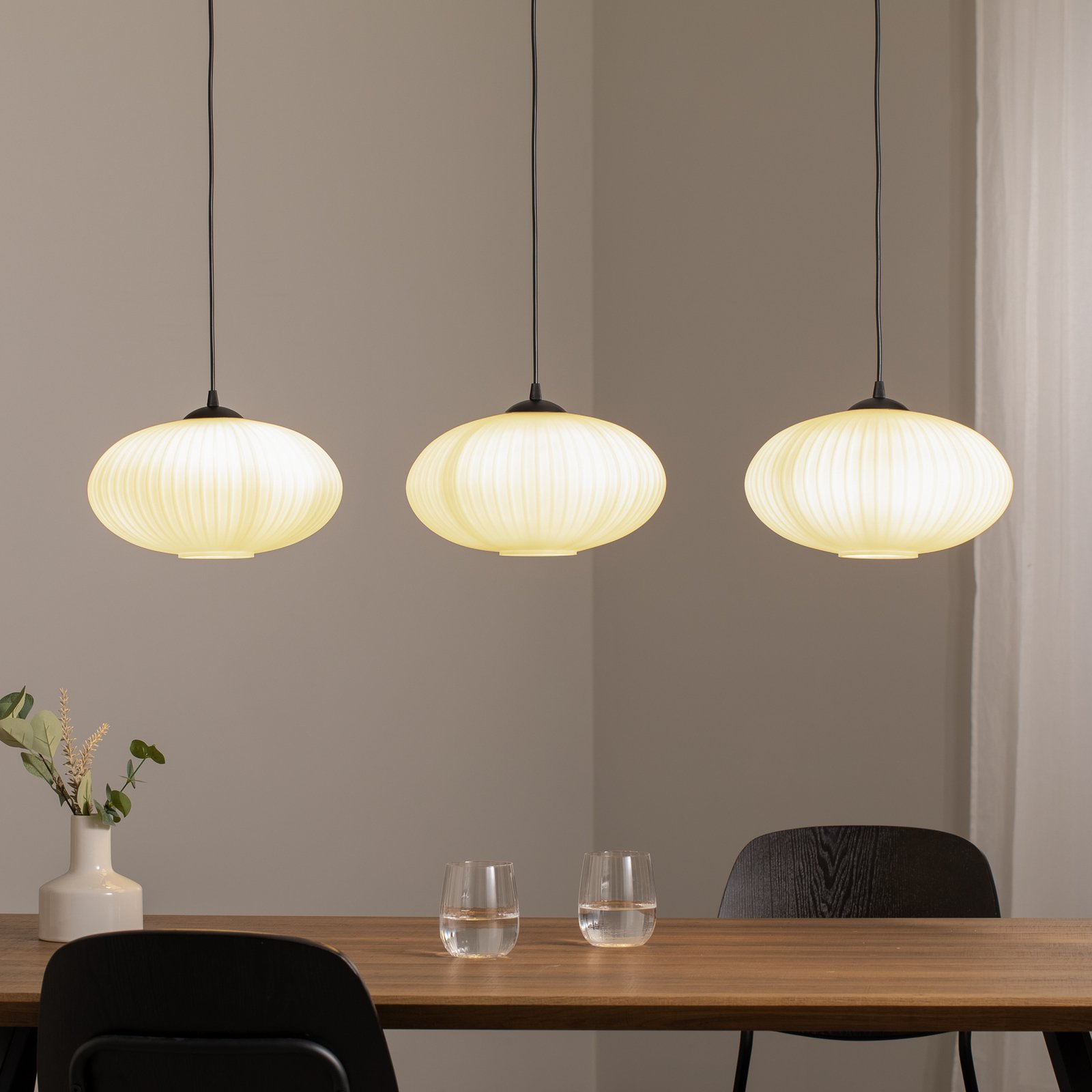 Lampă de sufragerie Coco, lungime 115 cm, negru/opal, sticlă, 3 becuri