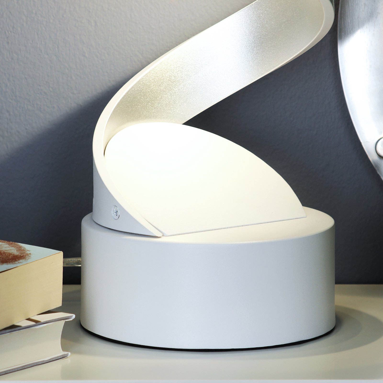 LED-bordslampa Helix, höjd 66 cm, vit silver