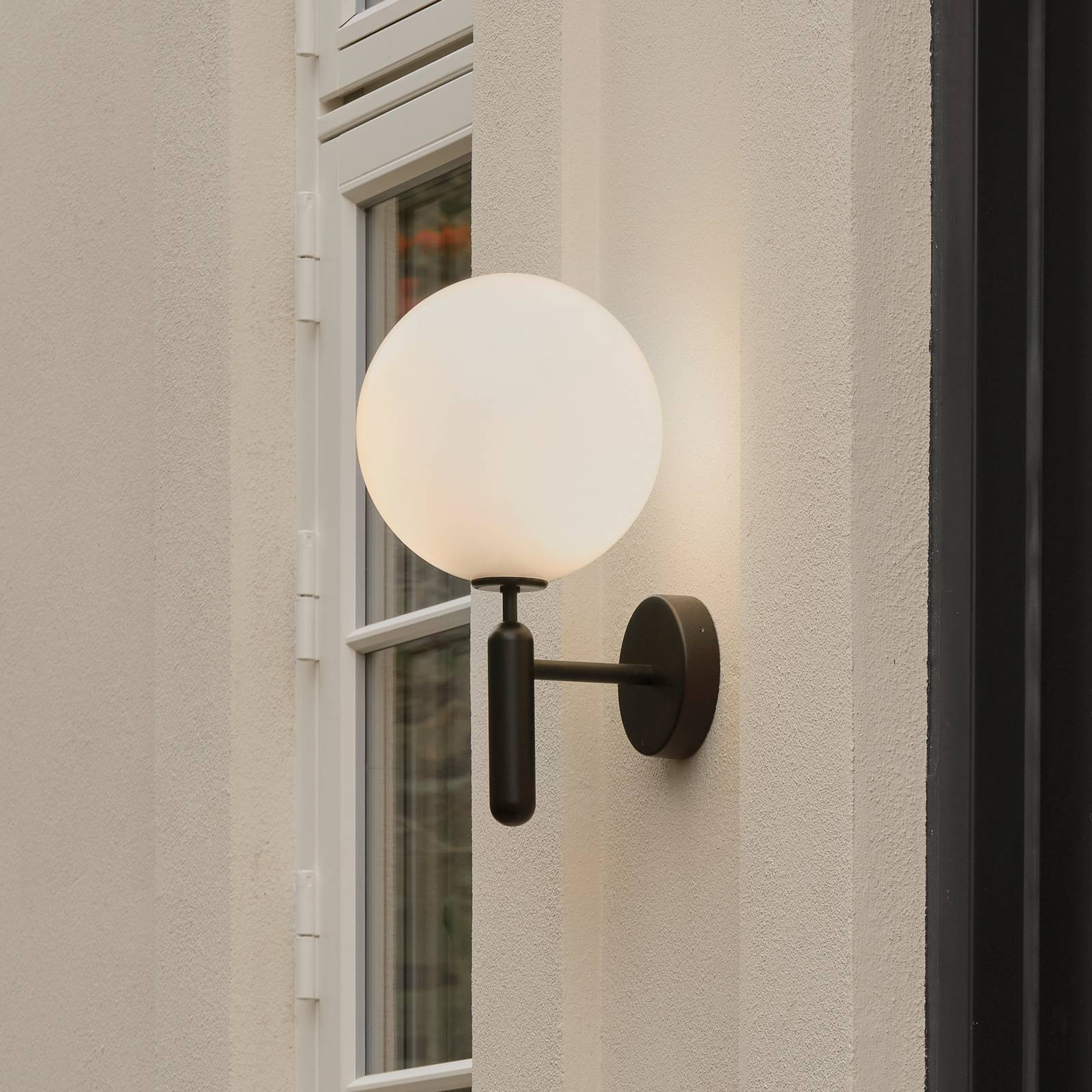 Nuura lampa zewnętrzna Miira, Ø 20 cm, czarny/opalowy