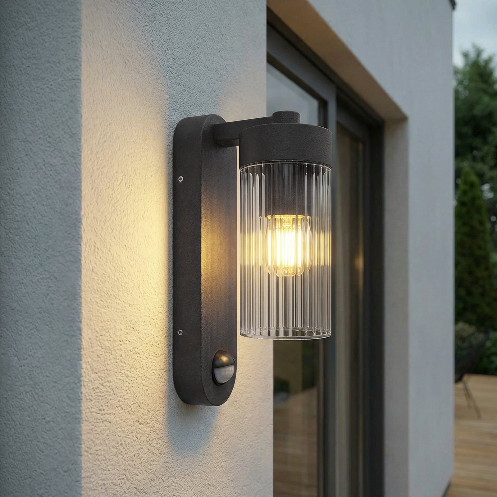 Kaliro utomhusv&auml;gglampa, 24 cm, antracit, sensor, IP54 Lindby - Terrass - Modern - Aluminium - Med en ljusk&auml;lla