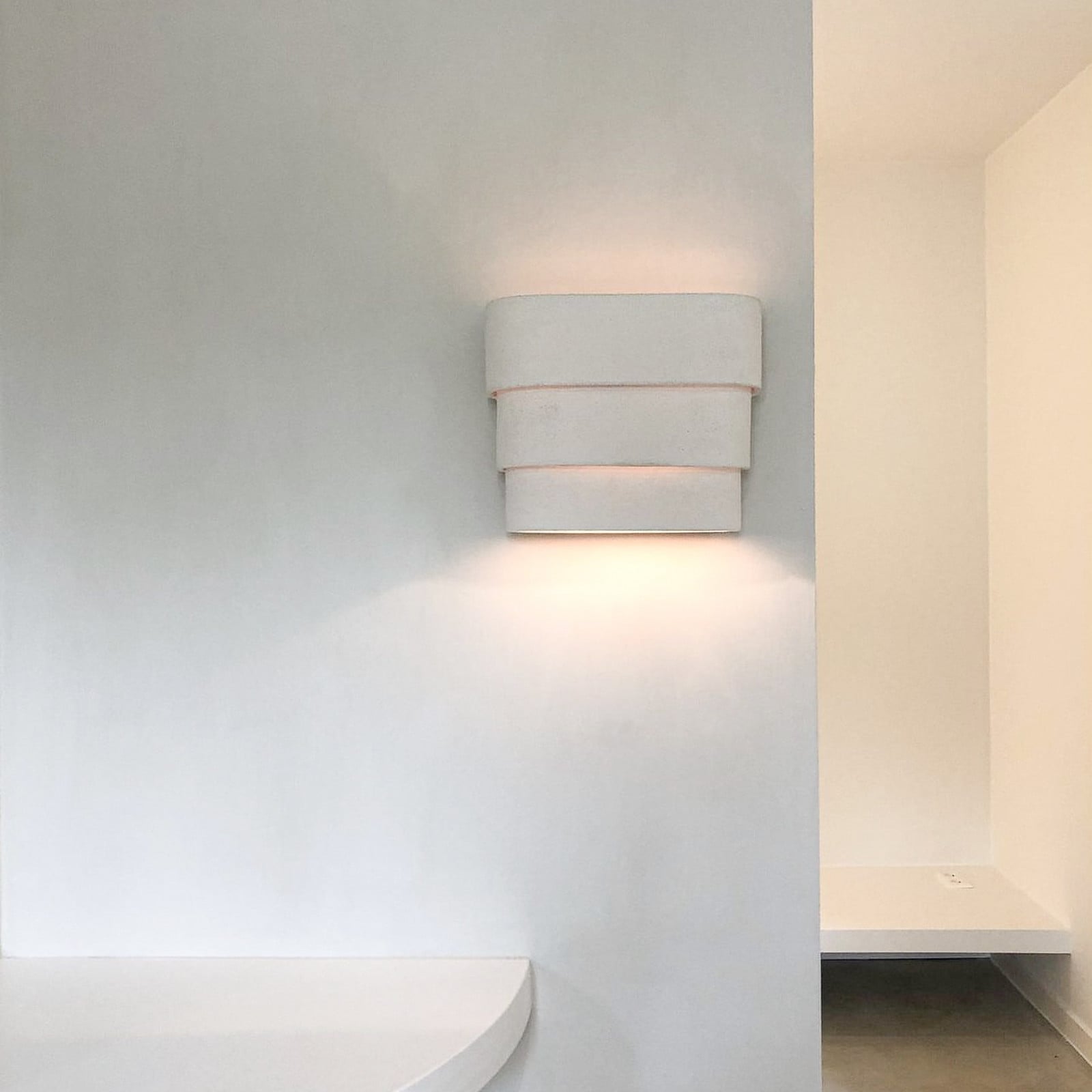 BEIGE JACK vegglampe, opp/ned, steingods, E14 – Serax - Stue - Design - Keramikk - Kantet
