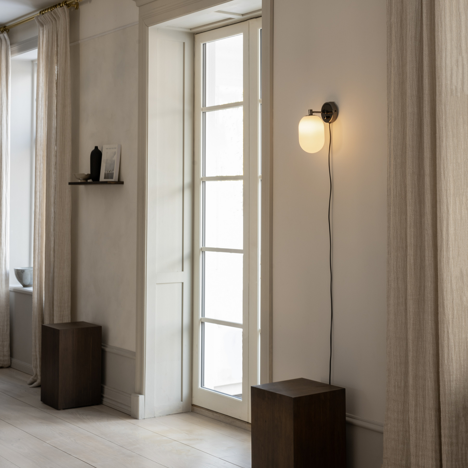 Noor Wandlampe, opal/schwarz, Glas, 18cm Breit - Watt & Veke