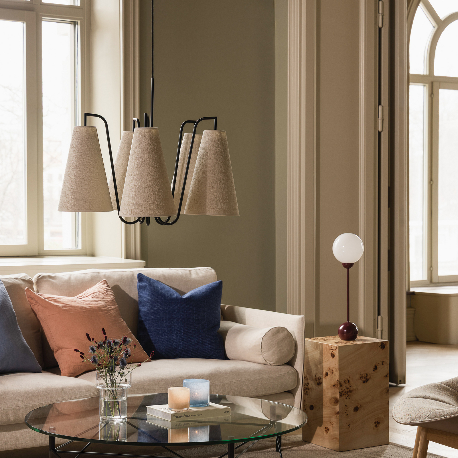 Globen Lighting Κρεμαστό φωτιστικό Lou 5, λευκό Bouclé/μαύρο ύφασμα Globen Lighting Κρεμαστό φωτιστικό Lou 5, λευκό Bouclé/μαύρο ύφασμα