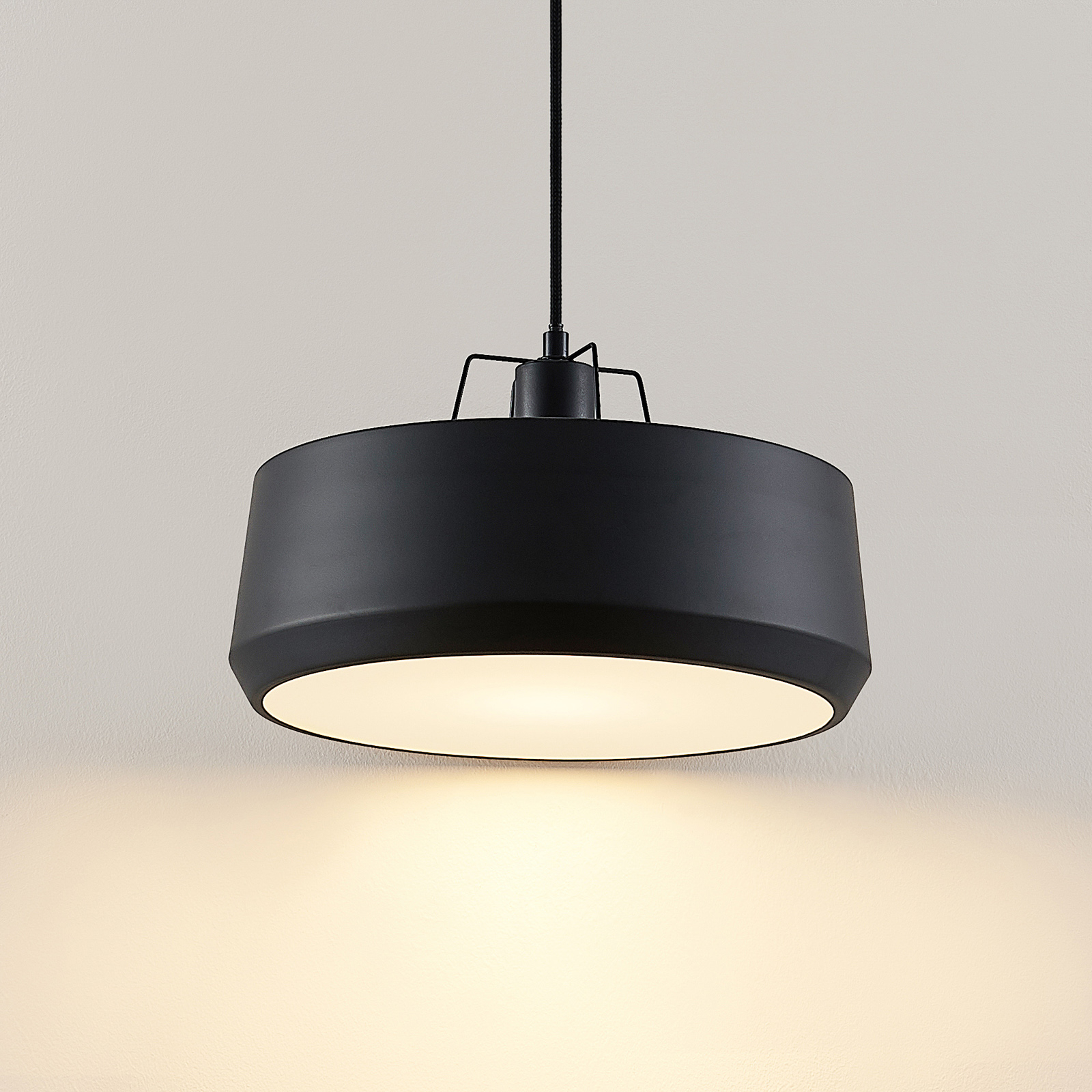 Lindby Timbola függő lámpa fémből, fekete