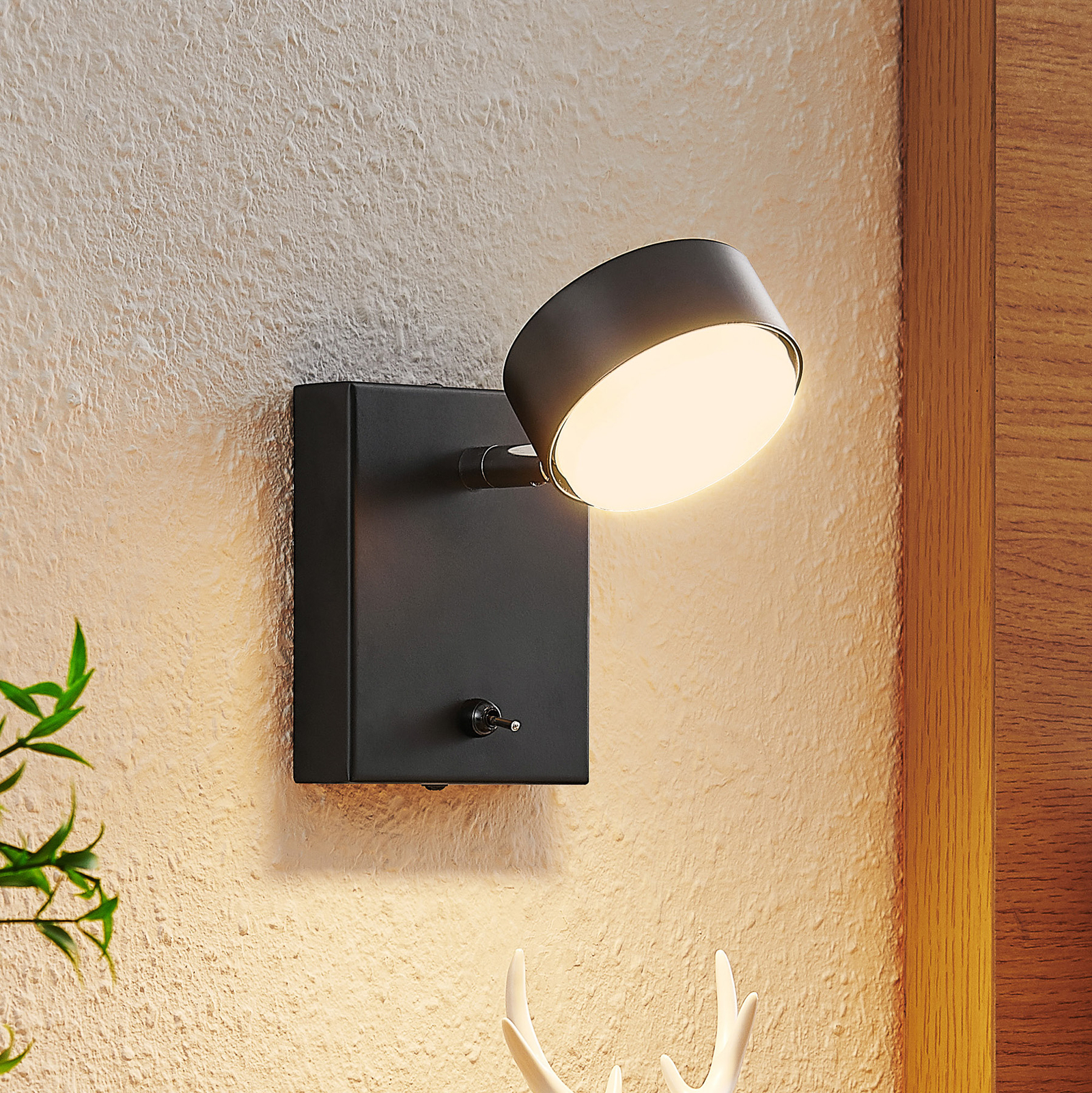 Lindby Kaylou aplique LED, corto, negro