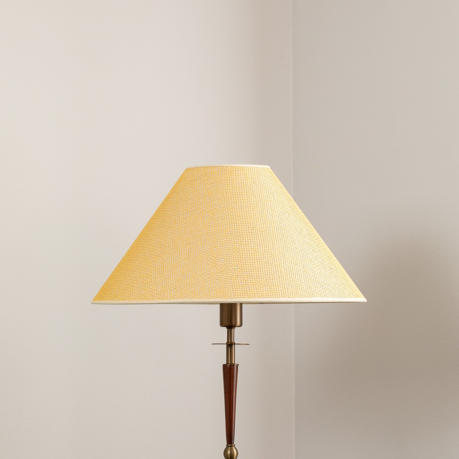 Golvlampa HLM-9009-1E med textilskärm