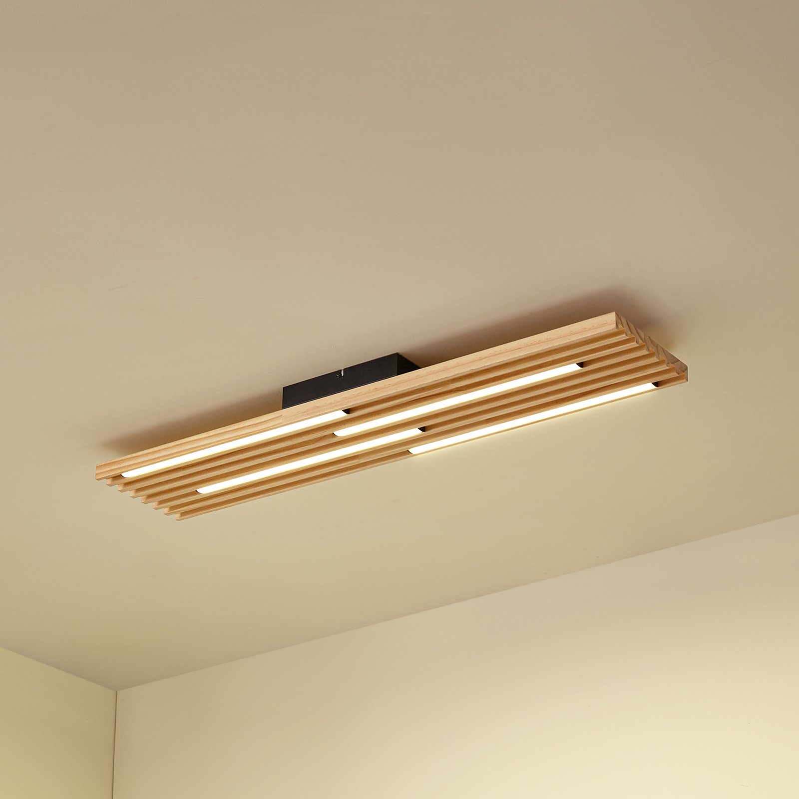 Lindby plafoniera LED Madero, legno di pino, 90 cm x 20 cm