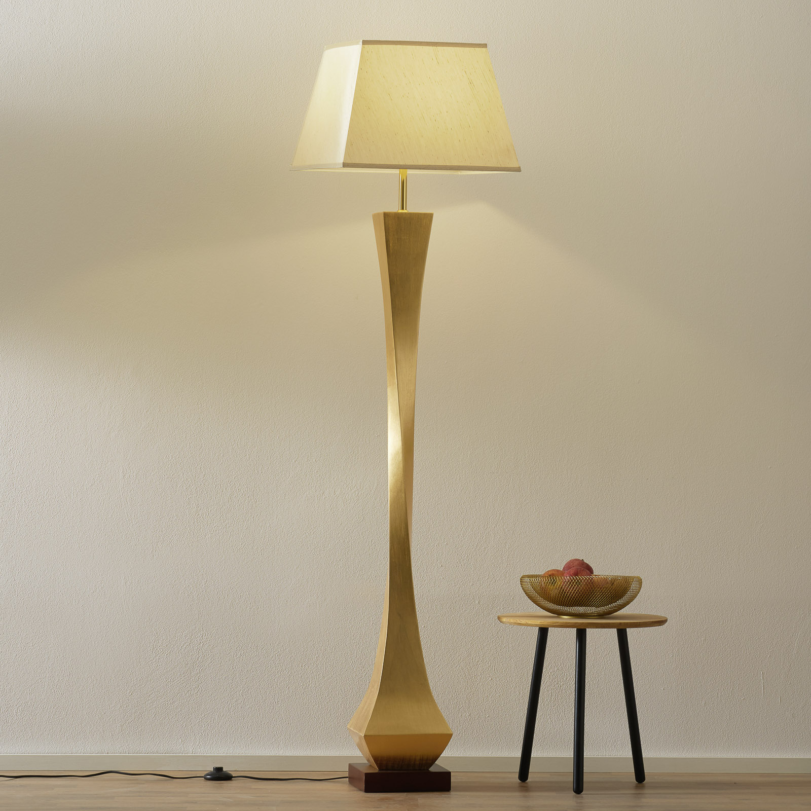 Talna svetilka z elegantnim zlatim dizajnom