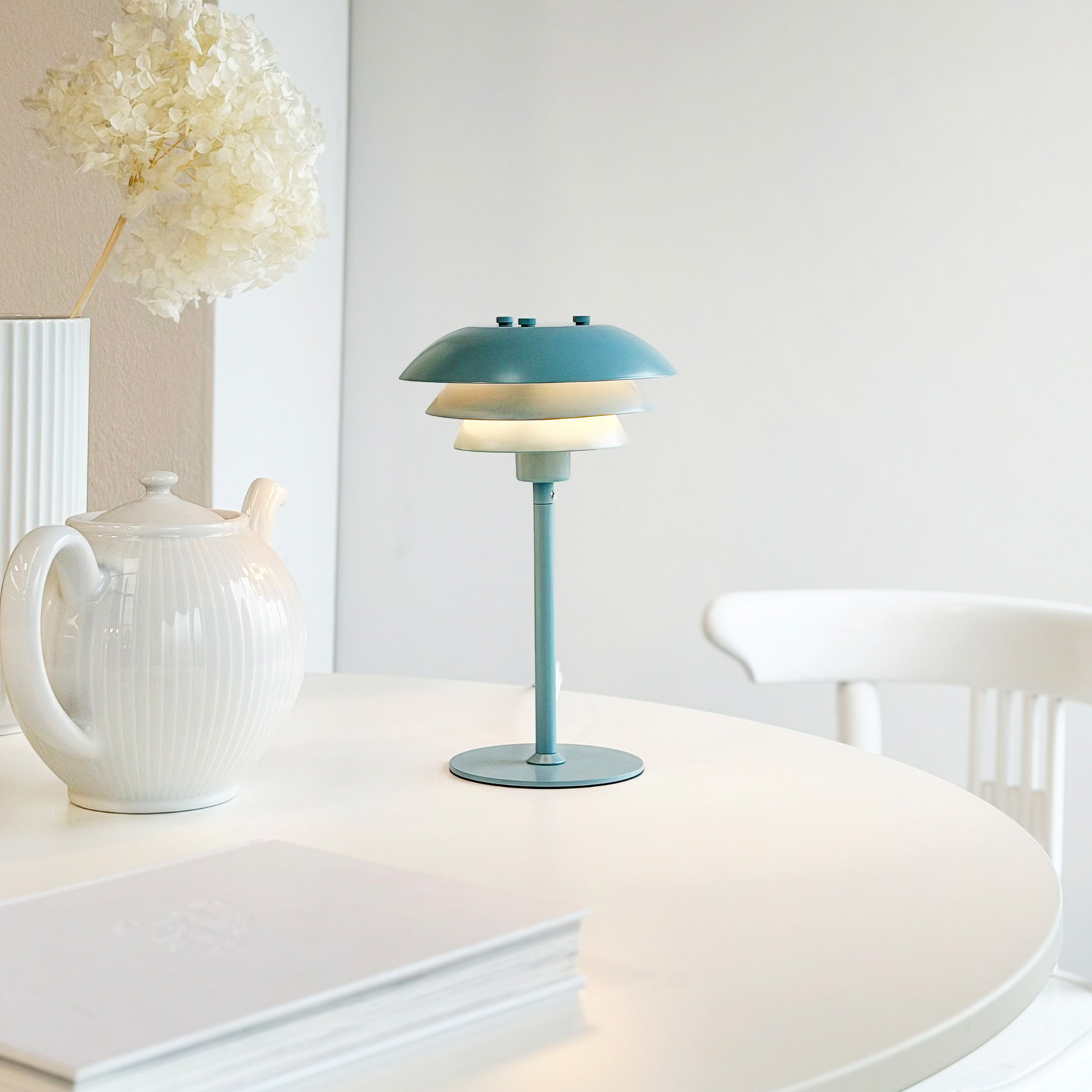 SIXTEEN bordlampe, isblå, metal, E27 – Dyberg Larsen SIXTEEN bordlampe, isblå, metal, E27 – Dyberg Larsen