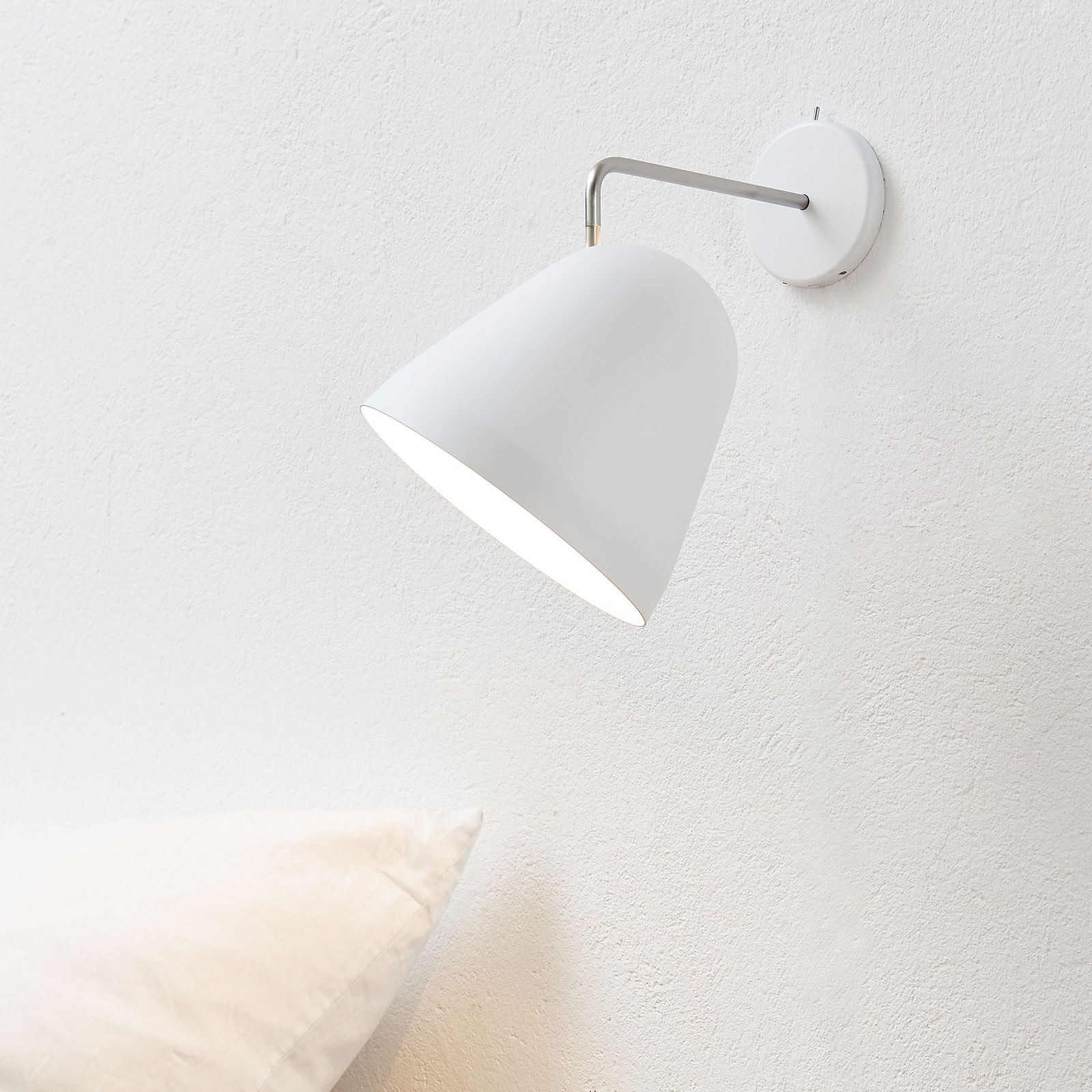 Nyta Tilt Wall applique, blanche