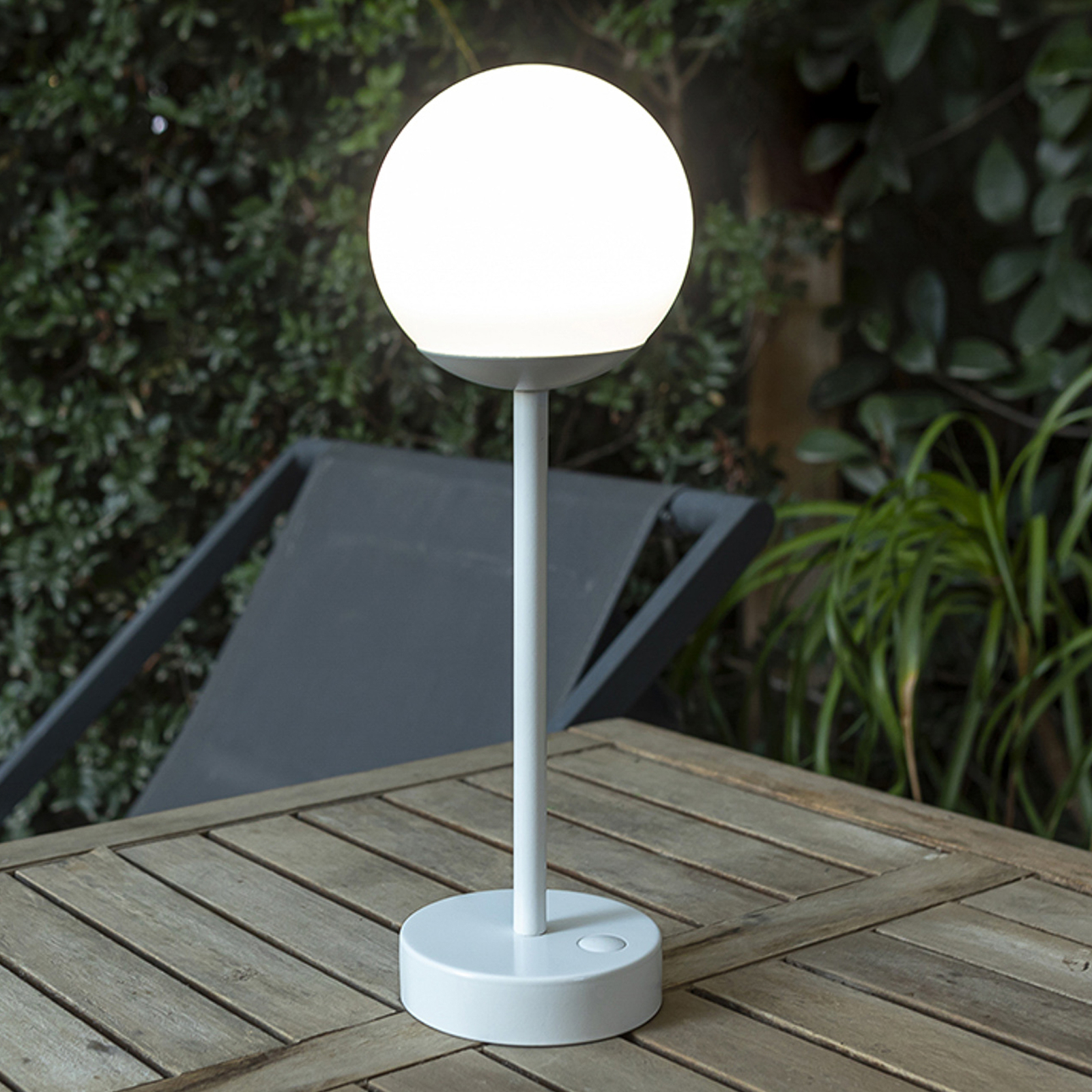 Newgarden Norai Slim LED asztali lámpa, fehér színben
