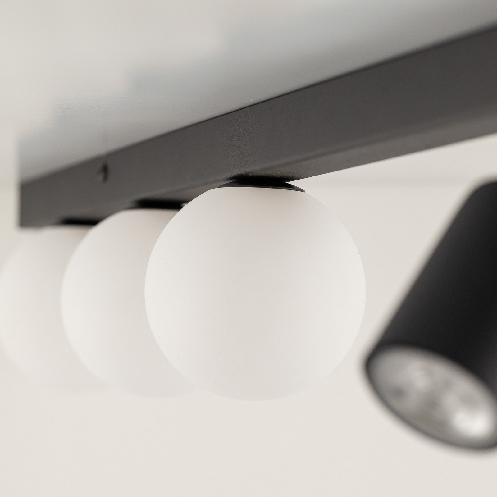 Plafonnier Vox, à 6 lampes, verre, noir, longueur 159 cm Plafonnier Vox, à 6 lampes, verre, noir, longueur 159 cm