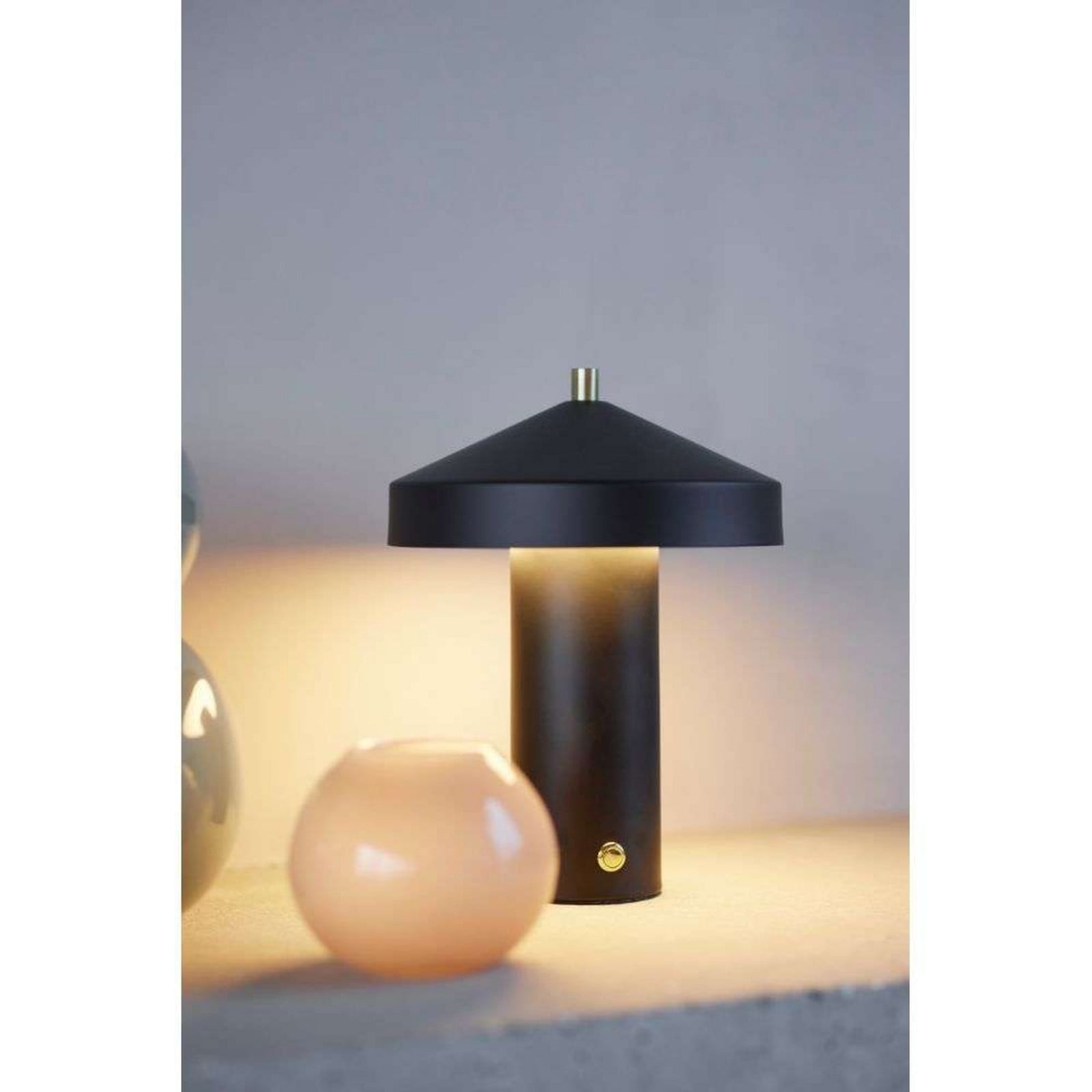 Hatto Portable Bordlampe Black OYOY Living Design - Stue - Metal