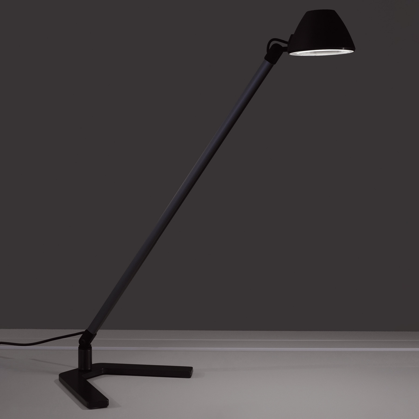 Stolná LED lampa Lucio s USB, stmievateľná 3 000 K