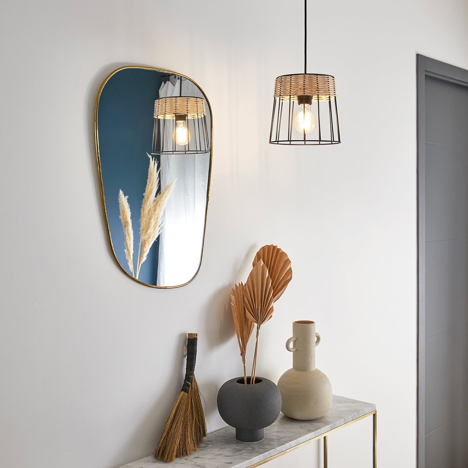 Pakabinamas šviestuvas „Indah“, juodos spalvos, skersmuo 20 cm, metalas/rotangas