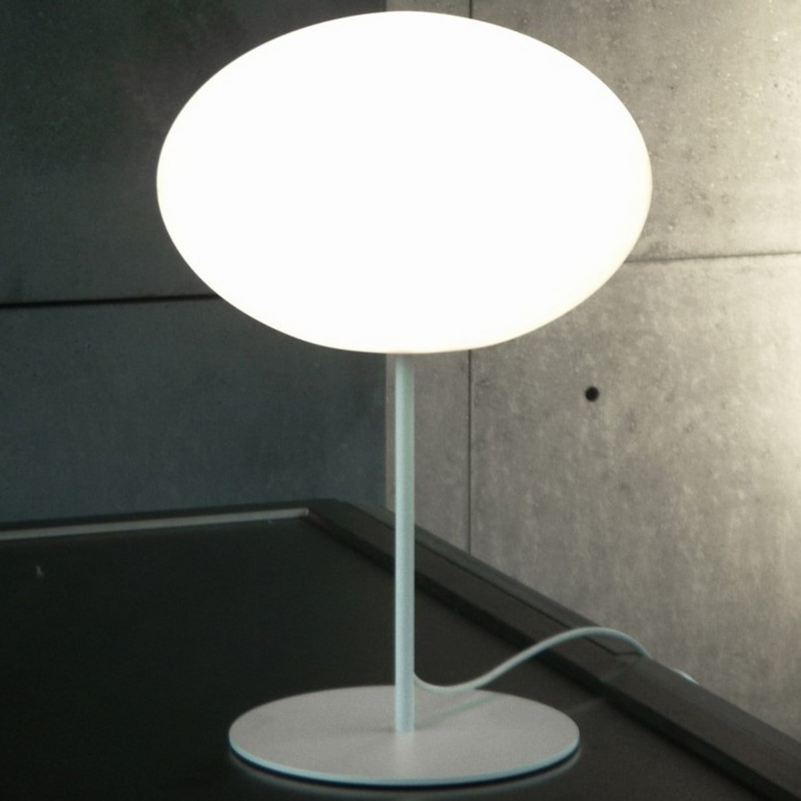 Eggy Pin bordlampe, Ø 32 cm, hvid/opal CPH Lighting - Stue - Metal billede