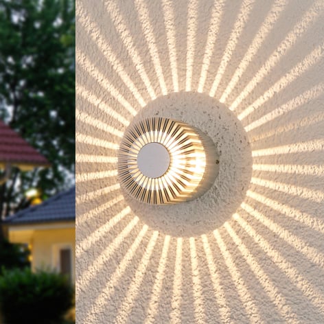Alufarbene Außenwandleuchte Lennias mit LED