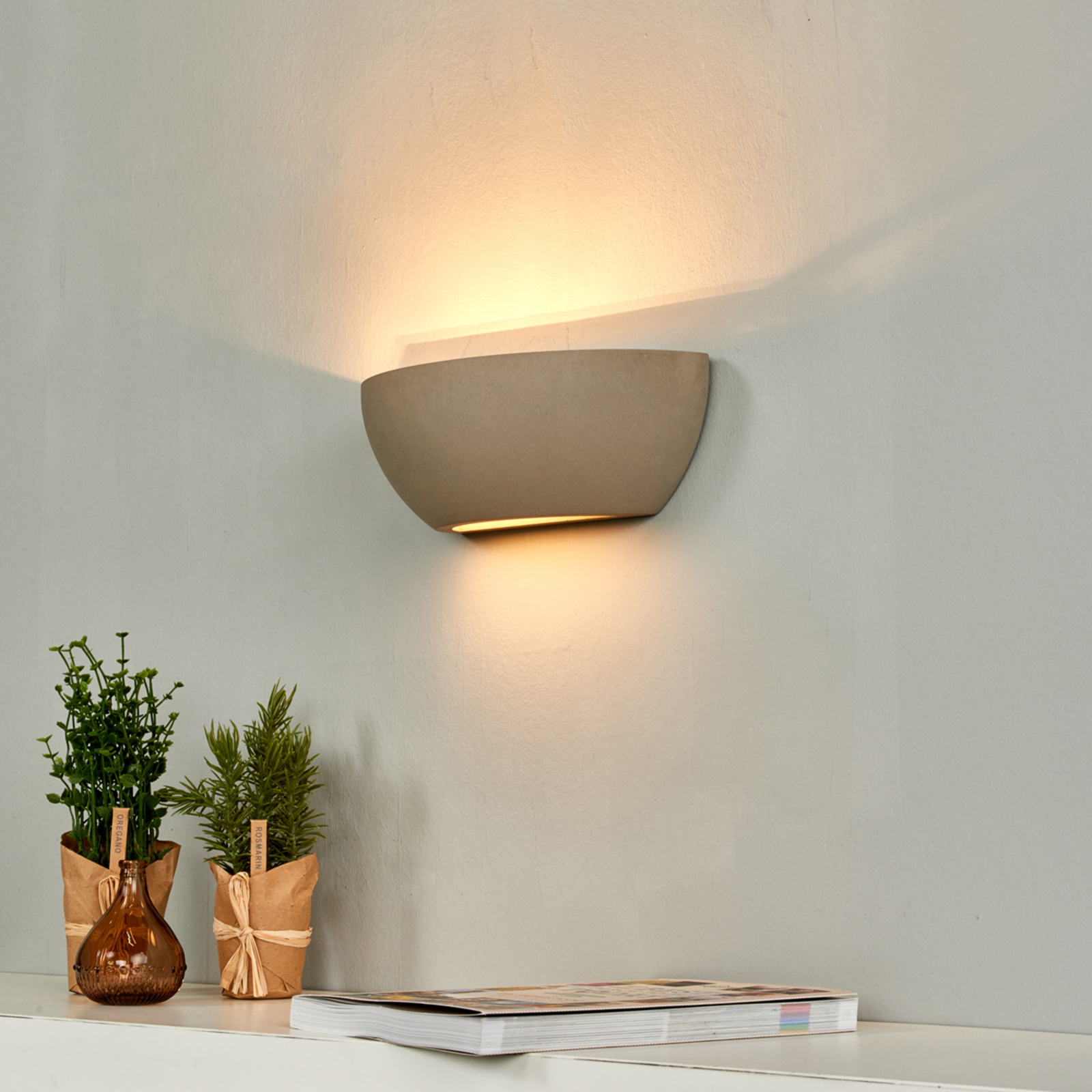 Elegant wall light Renata made of concrete