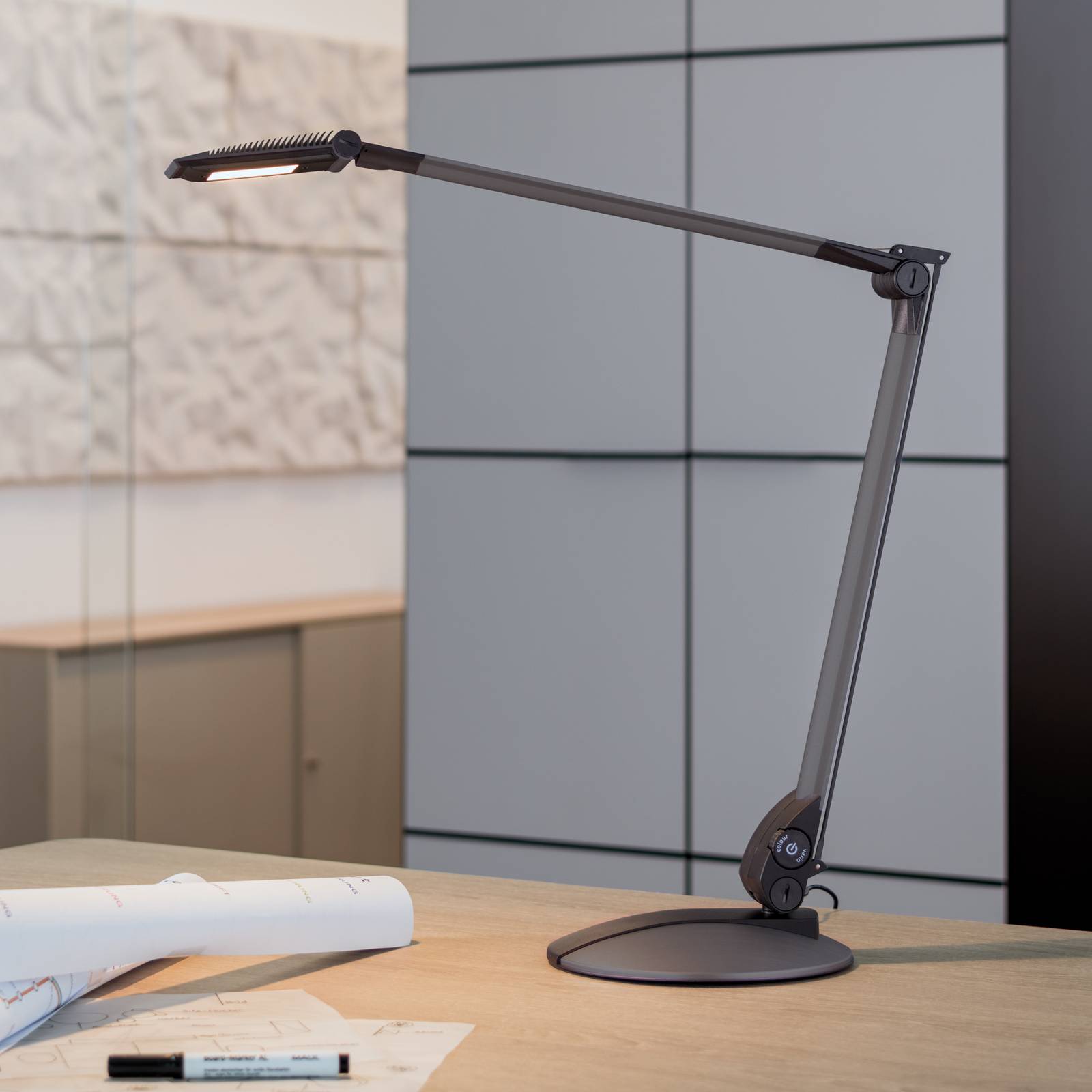 Lampe de bureau LED MAULoptimus anthracite sur pied