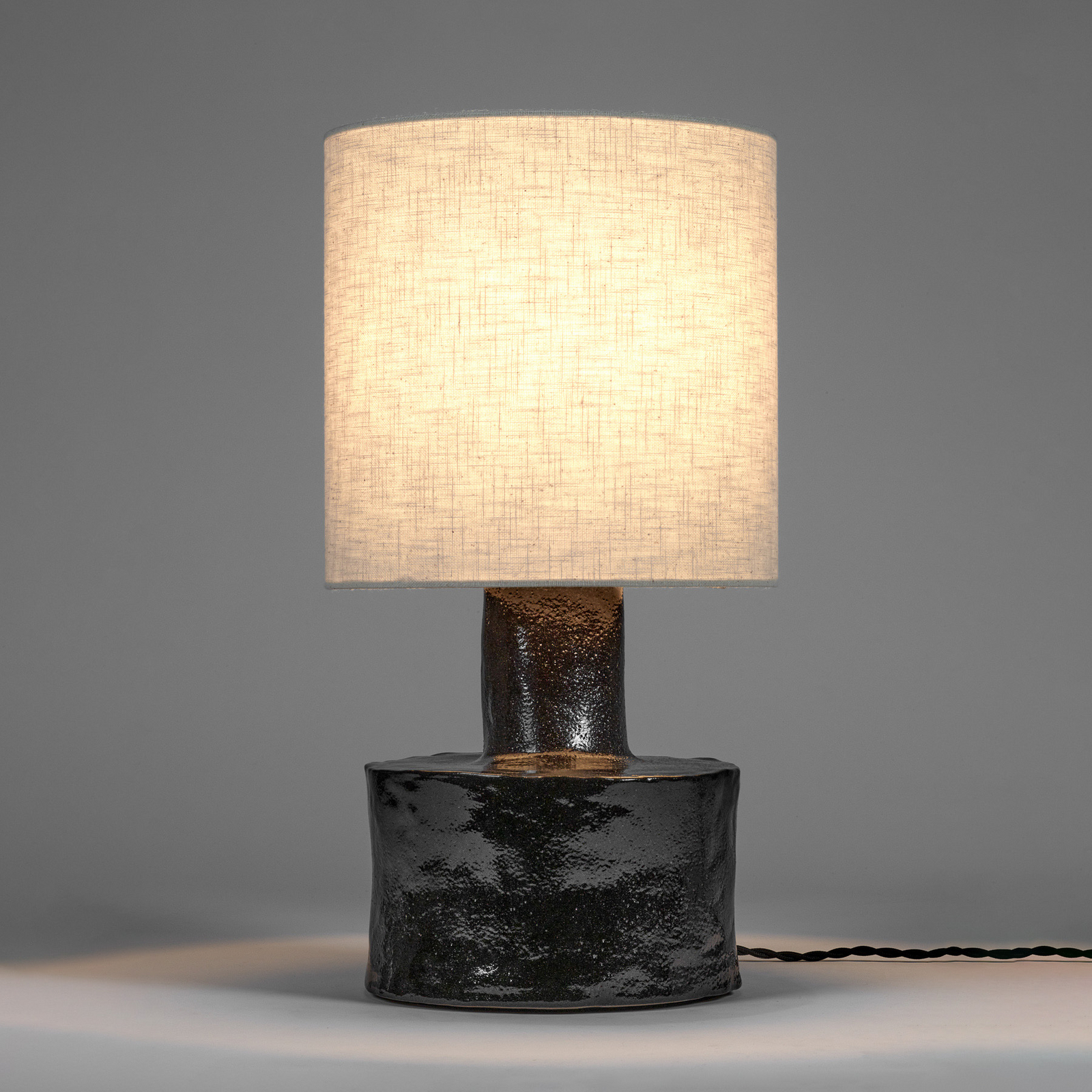 BLACK-BEIGE CATHERINE bordlampe, stentøj, tekstil, højde 47 cm, E27 – Serax BLACK-BEIGE CATHERINE bordlampe, stentøj, tekstil, højde 47 cm, E27 – Serax