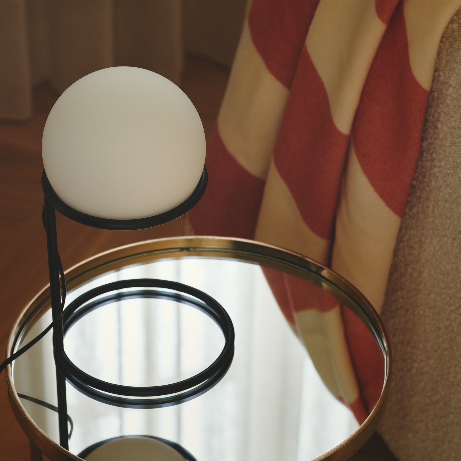 Wilson bordlampe, metall, svart, kuleformet skjerm i glass
